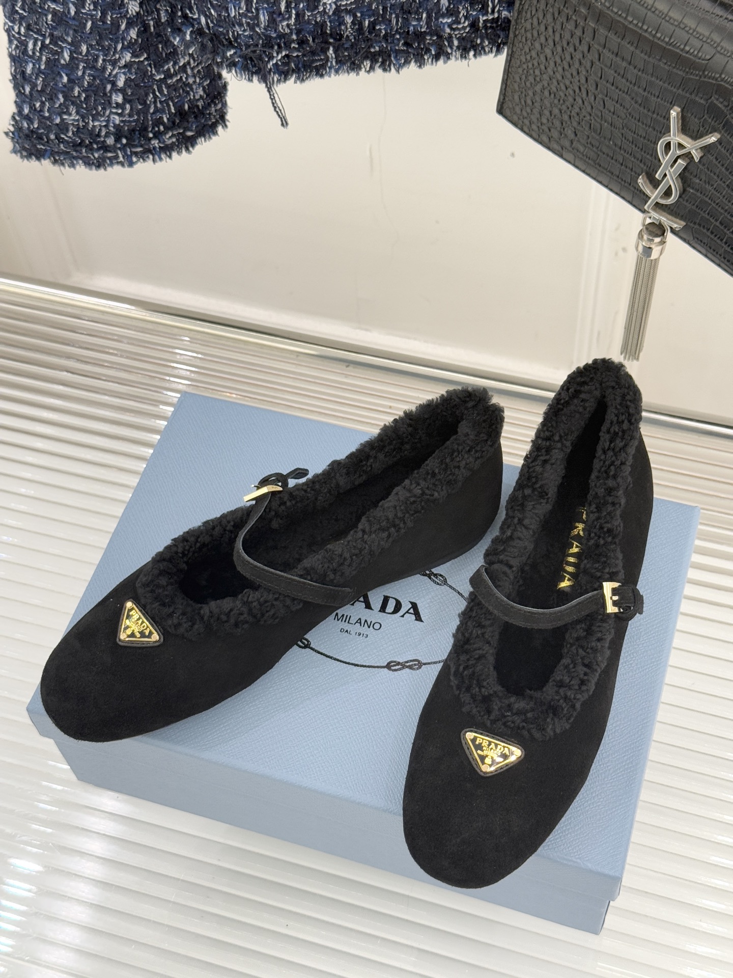 Prada/普拉达25WF新品复古三角标玛丽珍毛毛鞋以本能拥抱温暖 用经典对话摩登。将「亲密感与复古魂」