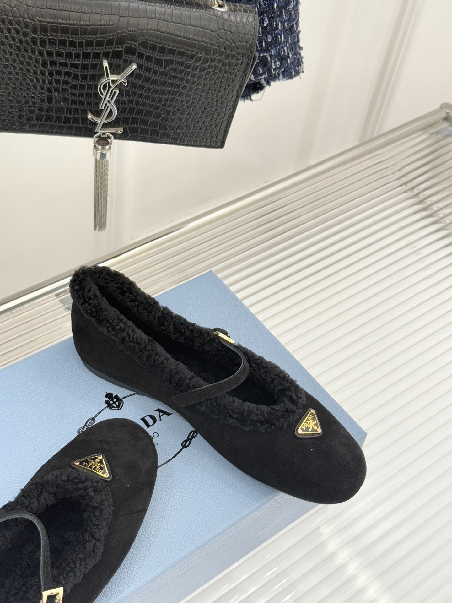 Prada/普拉达25WF新品复古三角标玛丽珍毛毛鞋以本能拥抱温暖 用经典对话摩登。将「亲密感与复古魂」