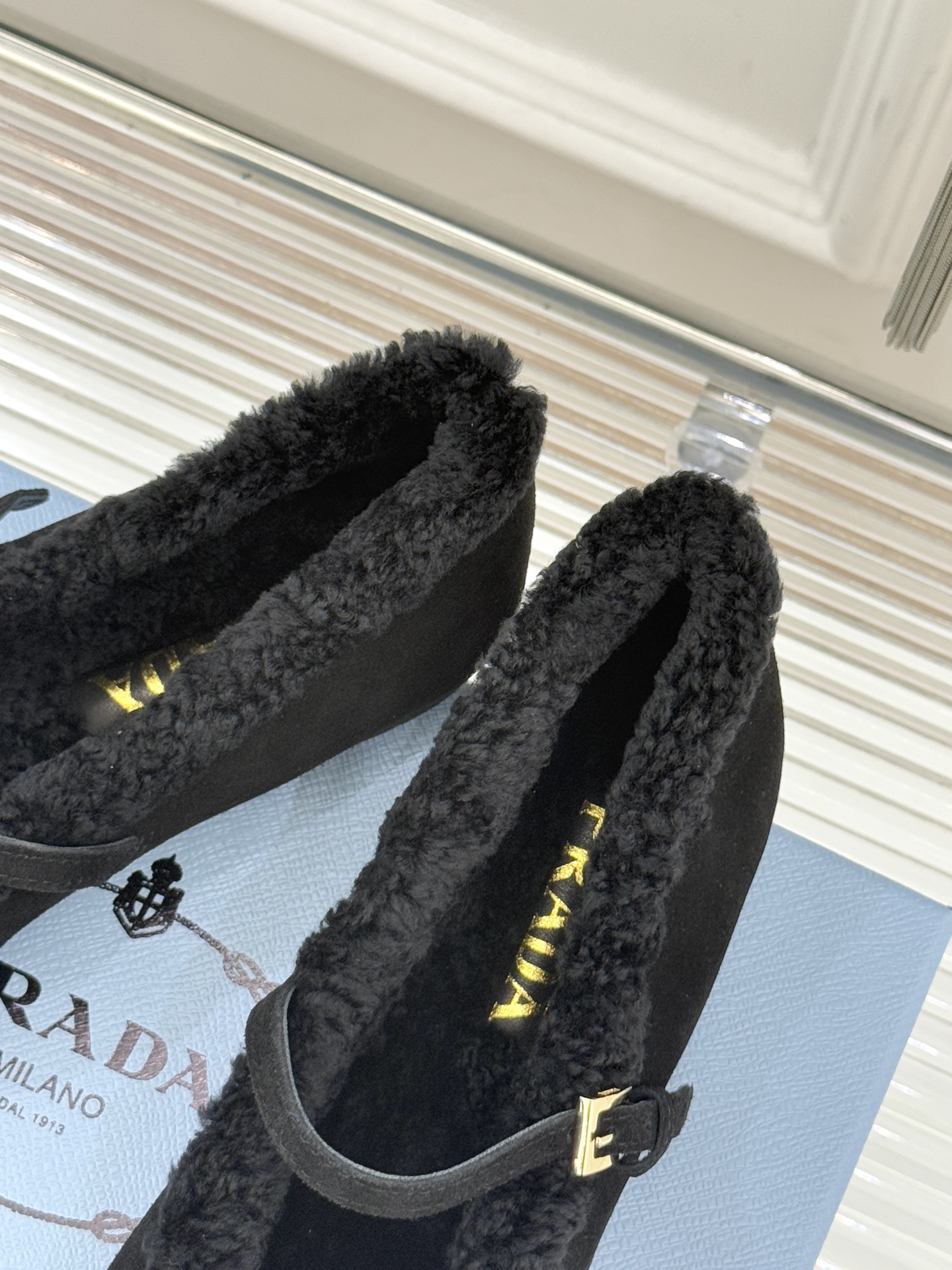 Prada/普拉达25WF新品复古三角标玛丽珍毛毛鞋以本能拥抱温暖 用经典对话摩登。将「亲密感与复古魂」