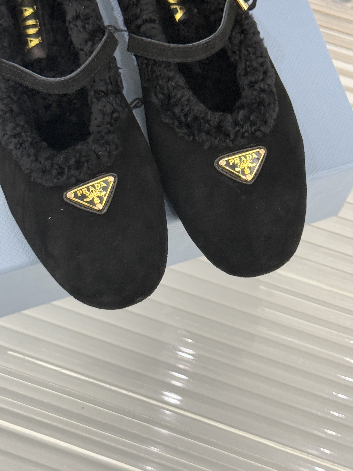 Prada/普拉达25WF新品复古三角标玛丽珍毛毛鞋以本能拥抱温暖 用经典对话摩登。将「亲密感与复古魂」