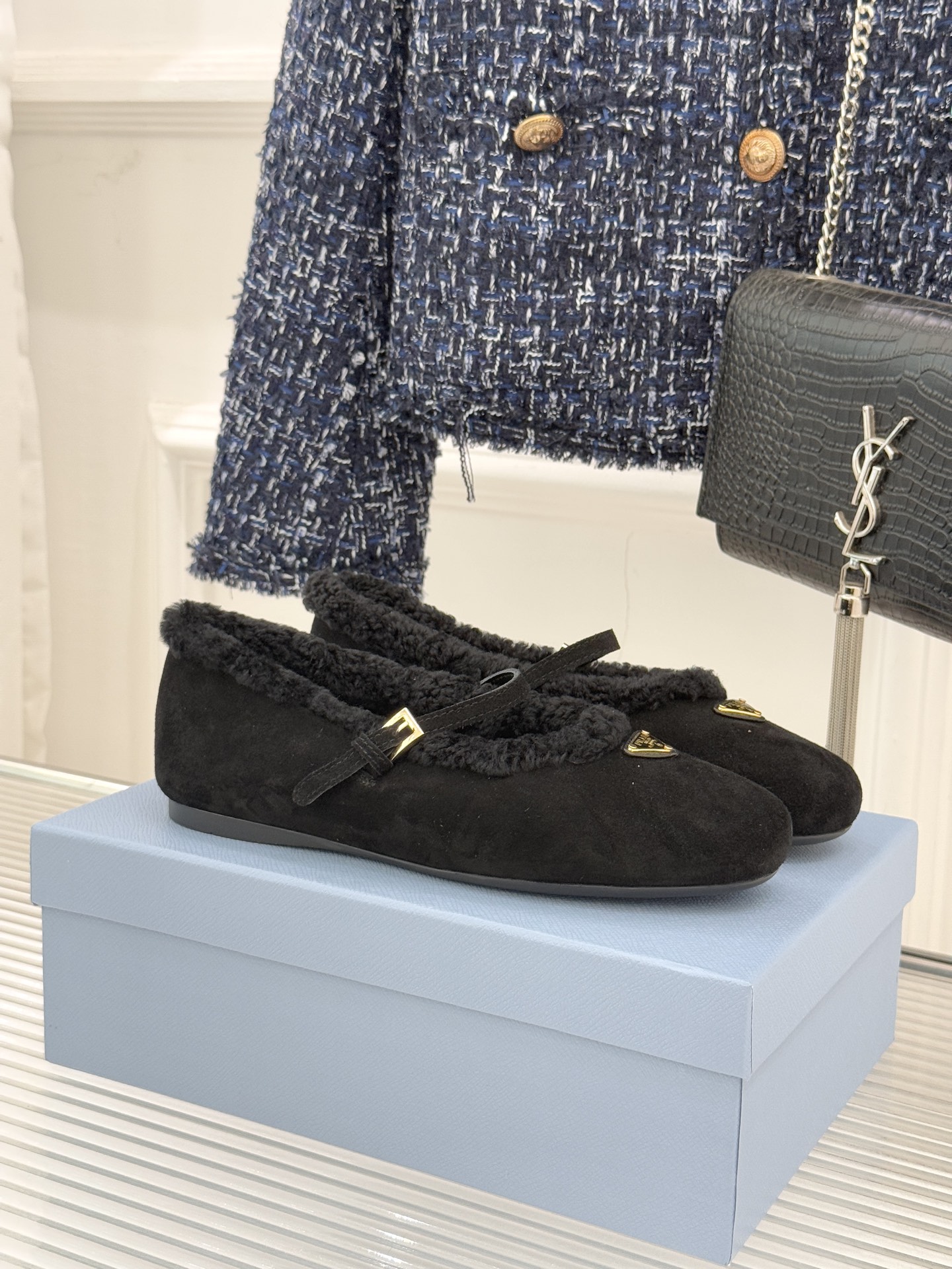 NO:594669,Top version (please specify original airplane box 10 when ordering) Prada/Prada 25WF new retro triangle logo Mary Jane furry shoes Embrace warmth with instinct and use classics to talk to modernity. Weave 'intimacy and retro soul' into winter walking. The iconic patent leather triangle logo embellishes the upper. This classic symbol from 1913 condenses the brand's century-old craftsmanship and royal heritage in a minimalist way, becoming the finishing touch of retro style. The one-word strap continues the classic gene of Mary Jane shoes.  The collision of hardness and softness with the fluffy fluff perfectly interprets the inherent duality of the P family's aesthetics. The rubber sole is both light and wear-resistant, making every step feel like stepping on soft clouds. Whether it is paired with a knitted long skirt to create a lazy style or paired with piles of socks to create a sweet and cool girly feel, it can be warm and sharp to define the retro ritual feeling of autumn and winter. The fabric is made of original custom-made Niu Jing, and the lining of the tiptoe is made of imported wool. The original molded custom-made non-slip outsole  size35-39 (40/41 customized), furry shoes, prada, prada, mary jane, skirts19860909顶版（下单注明原版飞机盒10） Prada/普拉达25WF新品复古三角标 玛丽珍毛毛鞋 以本能拥抱温暖 用经典对话摩登. 将「亲密感与复古魂」织入冬日步履. 标志性漆皮三角标点缀鞋面 这枚源自1913年的经典符号 以极简浓缩品牌百年工艺与皇室底蕴 成为复古风格的点睛之笔 一字绑带延续玛丽珍鞋的经典基因 与蓬松绒毛形成刚柔碰撞 恰如其分诠释P家美学内在的二元性 橡胶鞋底兼顾轻盈与耐磨 让每一步都似踩在绵软云朵上. 无论是搭配针织长裙营造慵懒格调 还是配堆堆袜演绎甜酷少女感, 都能以温暖锋芒 定格秋冬的复古仪式感. 面料采用原版定制牛京 内里踮脚均为进口羊毛 原版开模定制防滑大底 size35-39（40/41定制）,毛毛鞋,prada,prada,mary jane,skirts,Women's Shoes