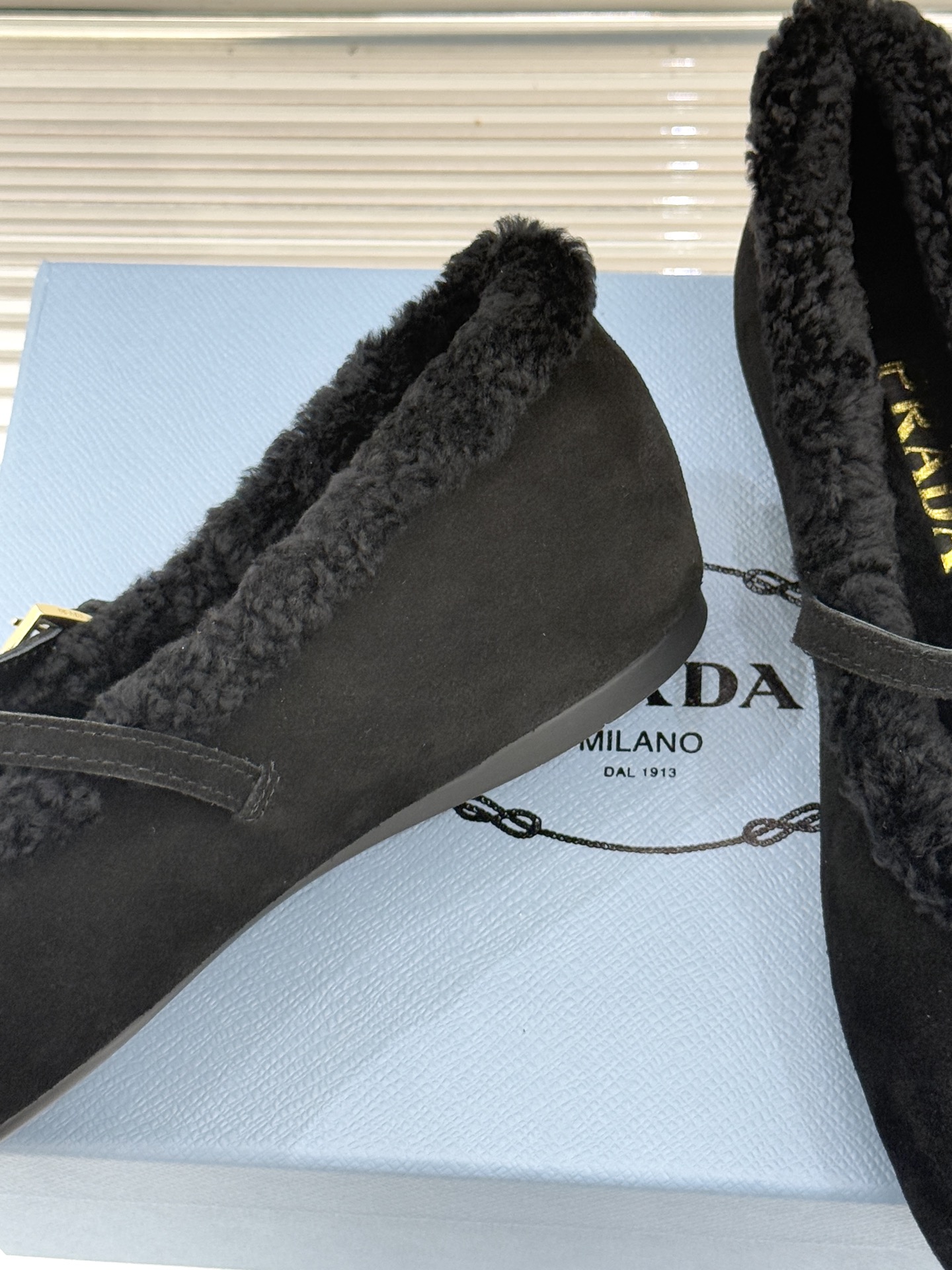 Prada/普拉达25WF新品复古三角标玛丽珍毛毛鞋以本能拥抱温暖 用经典对话摩登。将「亲密感与复古魂」