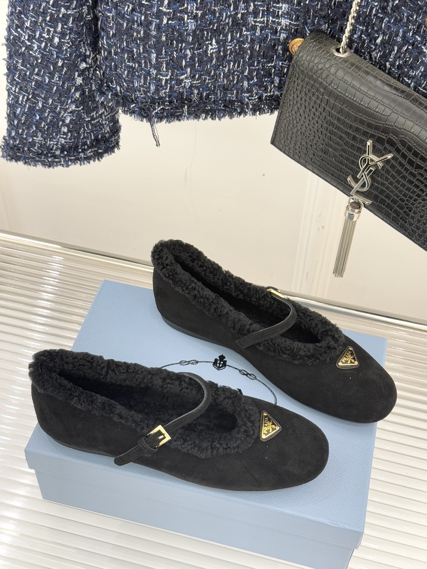 Prada/普拉达25WF新品复古三角标玛丽珍毛毛鞋以本能拥抱温暖 用经典对话摩登。将「亲密感与复古魂」