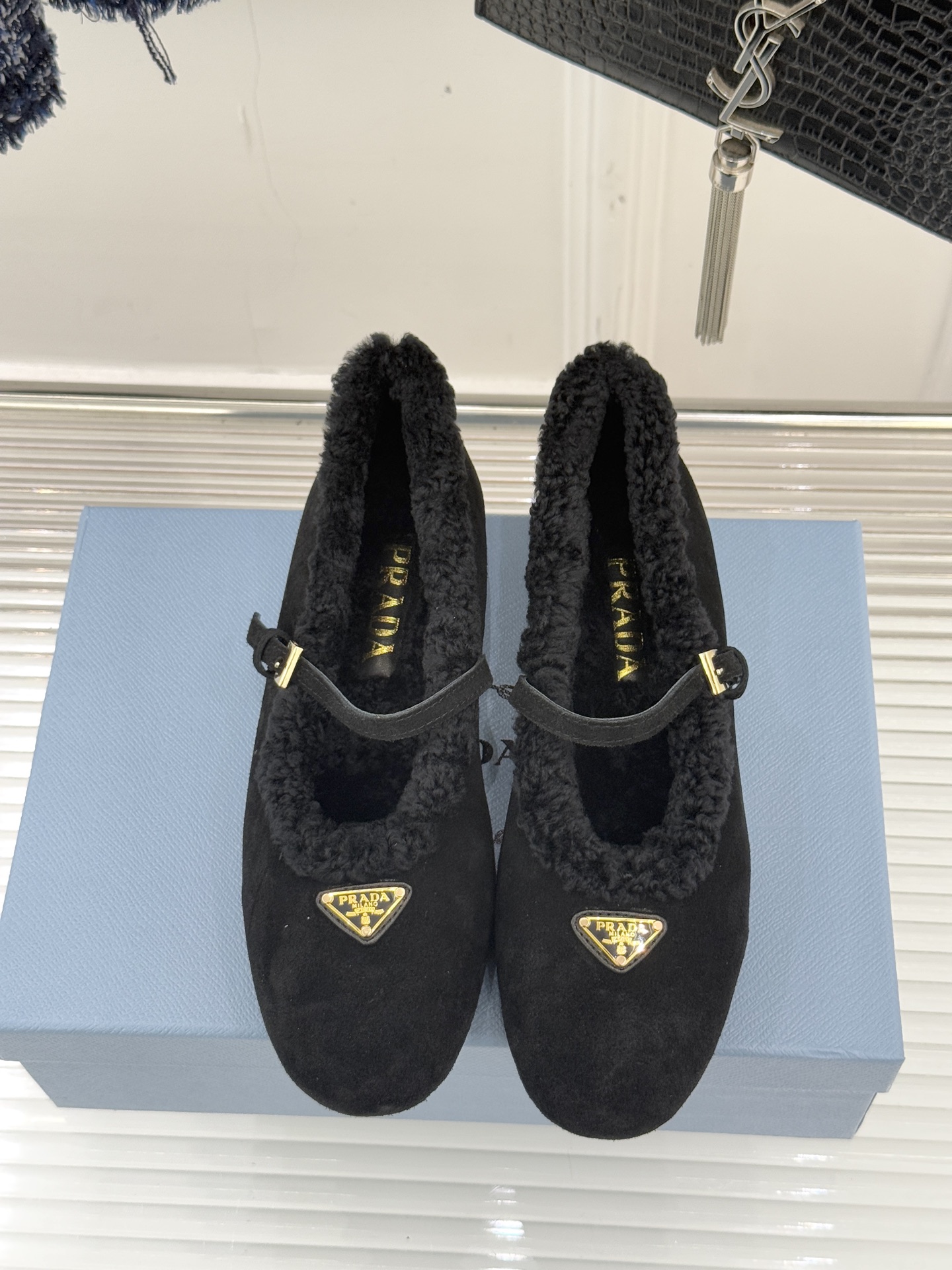 Prada/普拉达25WF新品复古三角标玛丽珍毛毛鞋以本能拥抱温暖 用经典对话摩登。将「亲密感与复古魂」