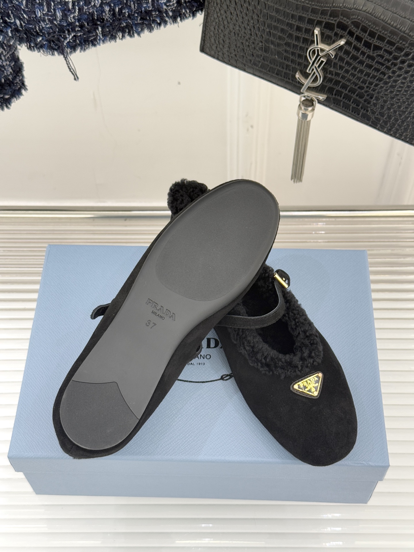 Prada/普拉达25WF新品复古三角标玛丽珍毛毛鞋以本能拥抱温暖 用经典对话摩登。将「亲密感与复古魂」