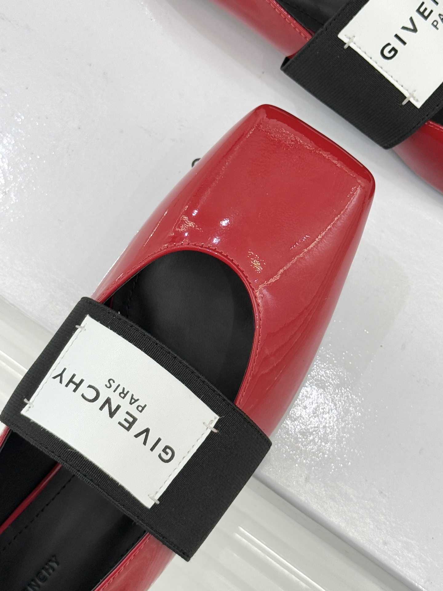 GIVENCHY/纪梵希25WF新品字母弹力带方头平底玛丽珍鞋回溯高级定制本源 重塑日常优雅范式。将品牌