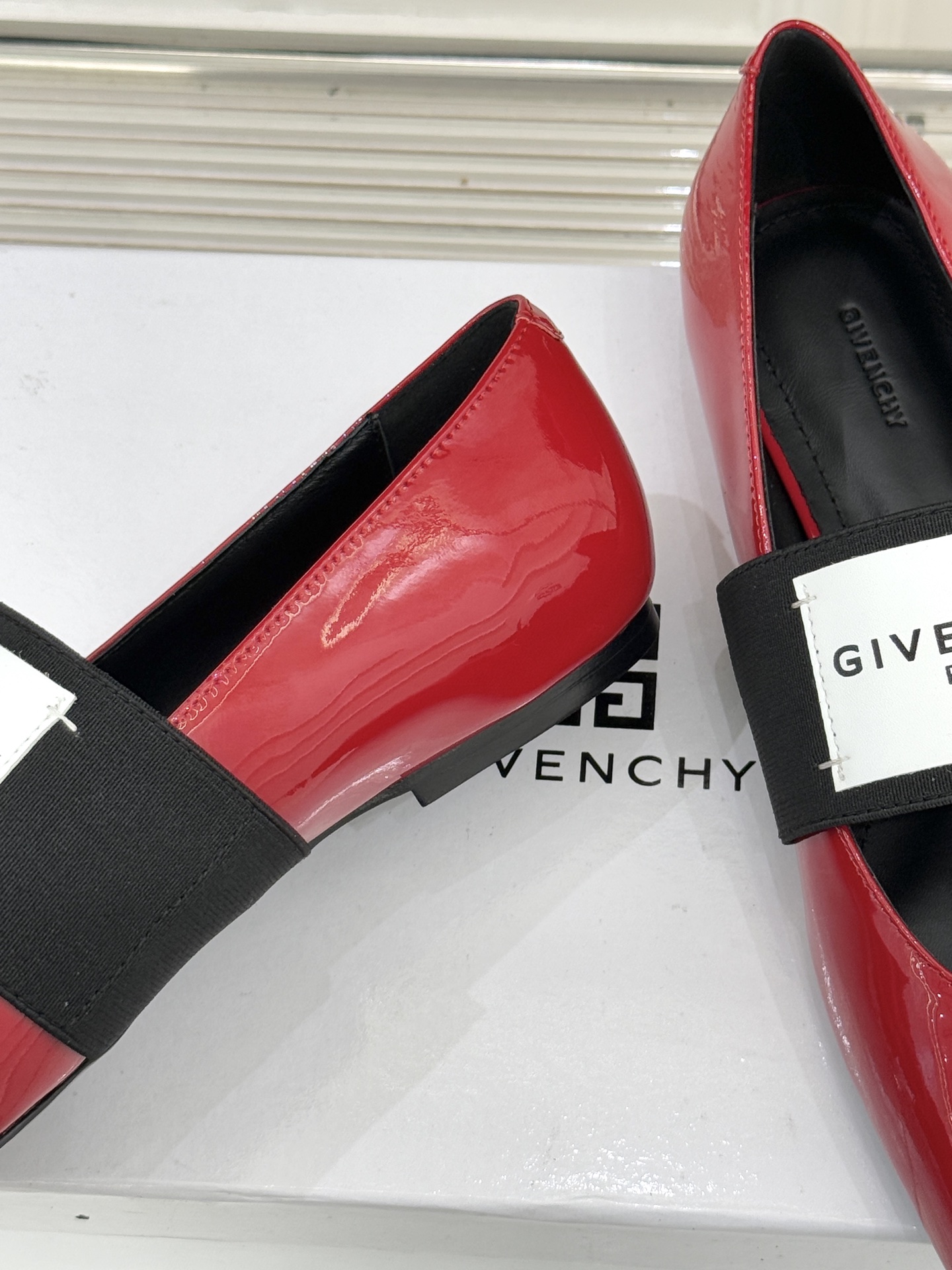 GIVENCHY/纪梵希25WF新品字母弹力带方头平底玛丽珍鞋回溯高级定制本源 重塑日常优雅范式。将品牌