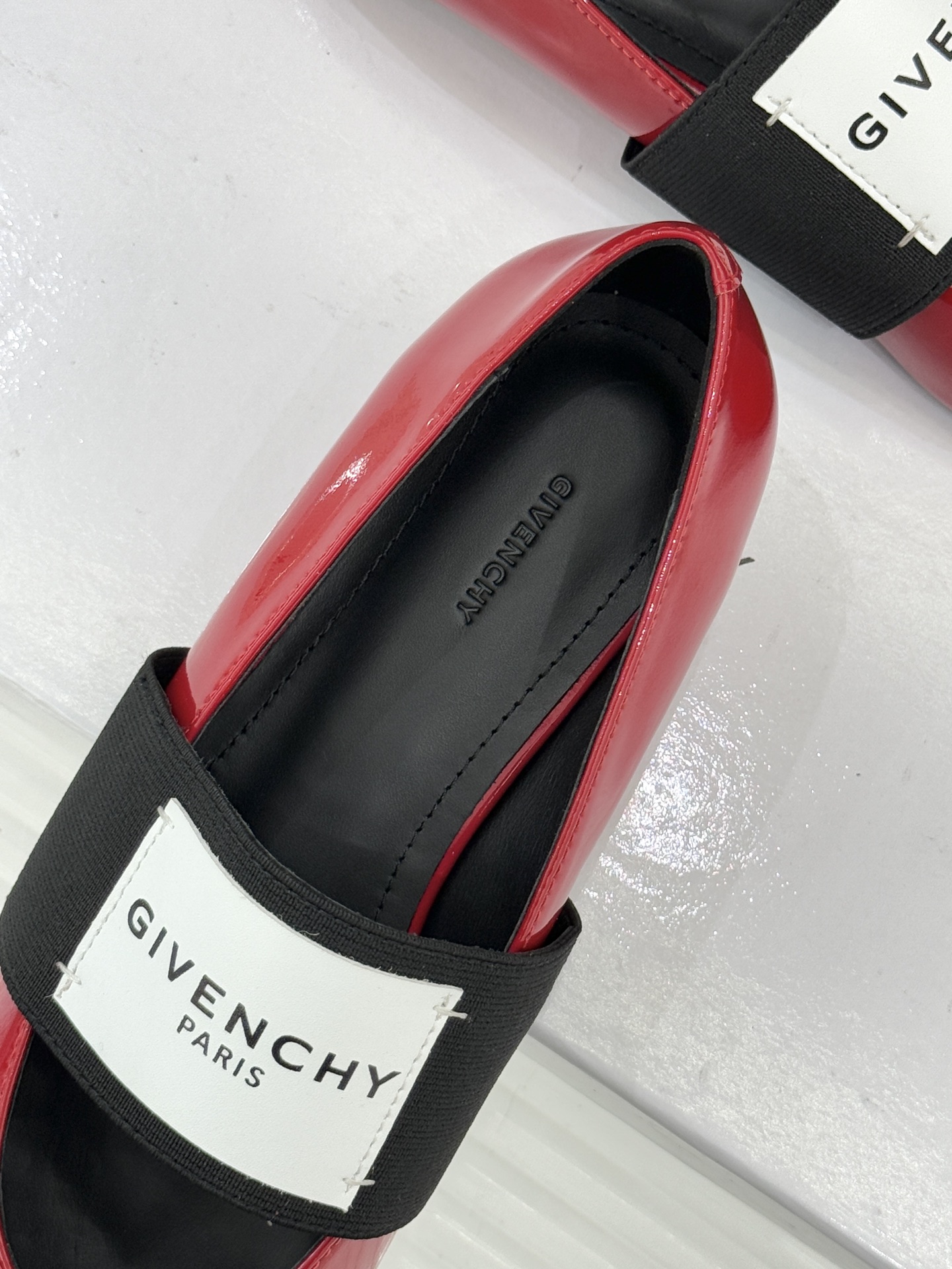 GIVENCHY/纪梵希25WF新品字母弹力带方头平底玛丽珍鞋回溯高级定制本源 重塑日常优雅范式。将品牌
