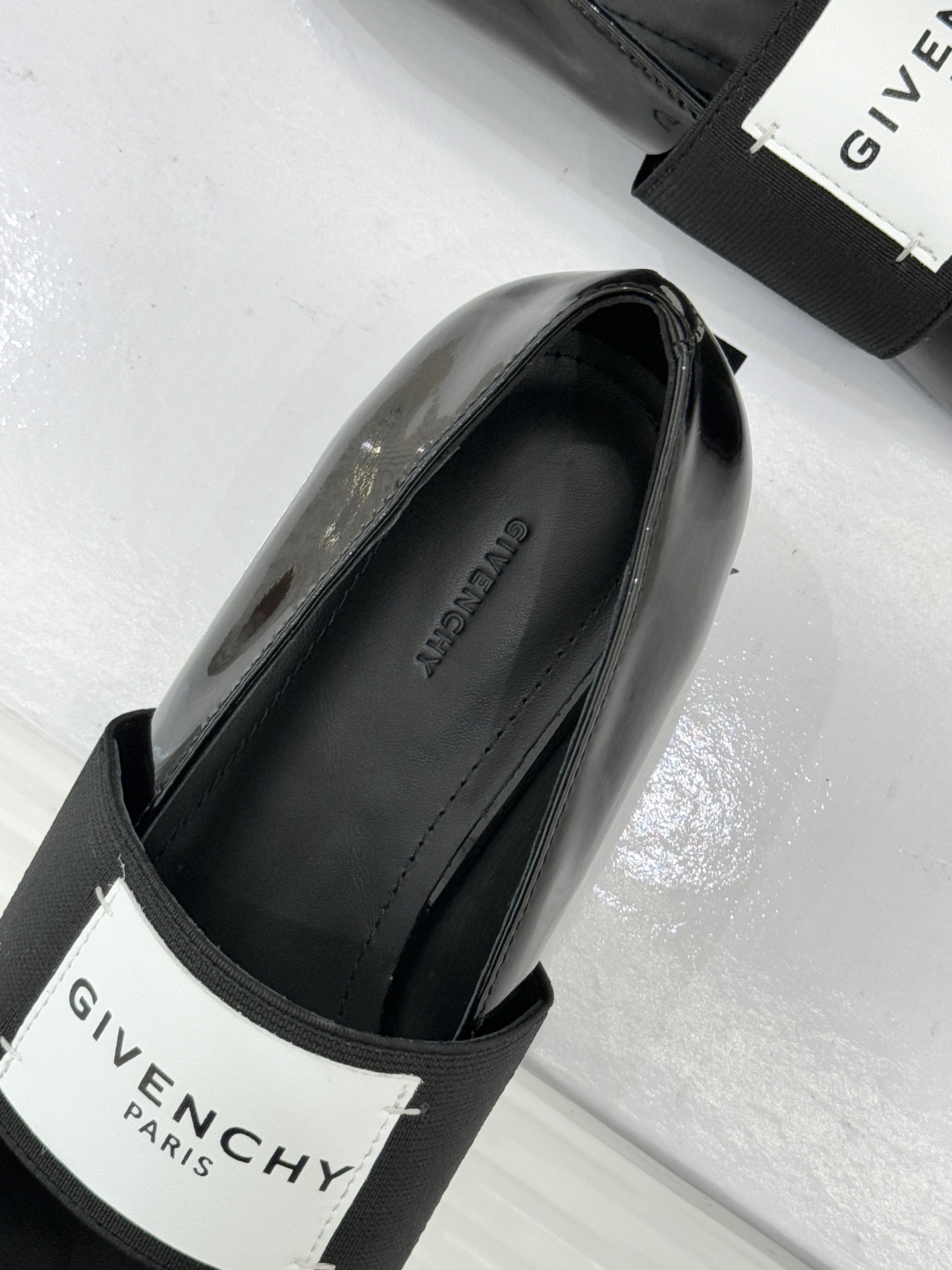 GIVENCHY/纪梵希25WF新品字母弹力带方头平底玛丽珍鞋回溯高级定制本源 重塑日常优雅范式。将品牌