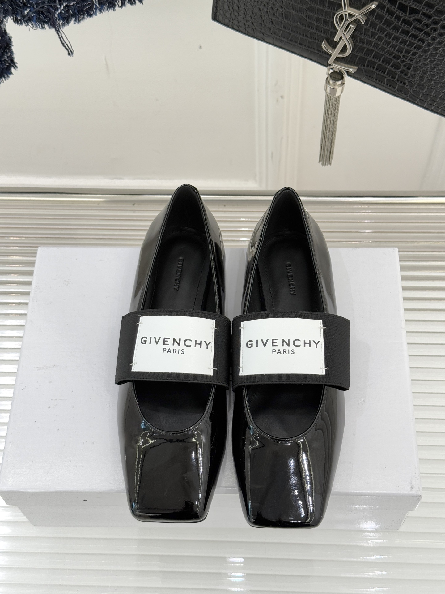 GIVENCHY/纪梵希25WF新品字母弹力带方头平底玛丽珍鞋回溯高级定制本源 重塑日常优雅范式。将品牌