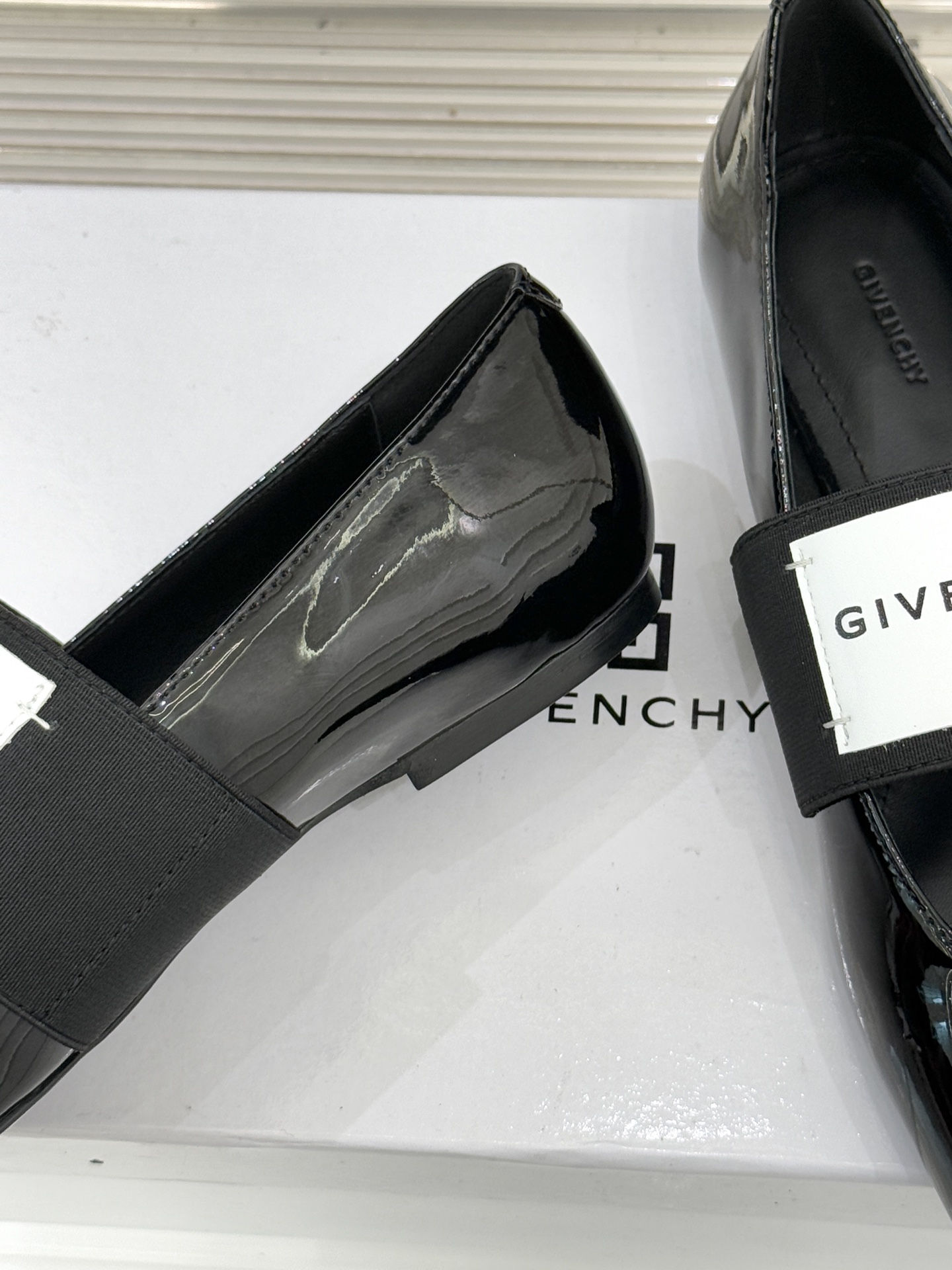 GIVENCHY/纪梵希25WF新品字母弹力带方头平底玛丽珍鞋回溯高级定制本源 重塑日常优雅范式。将品牌