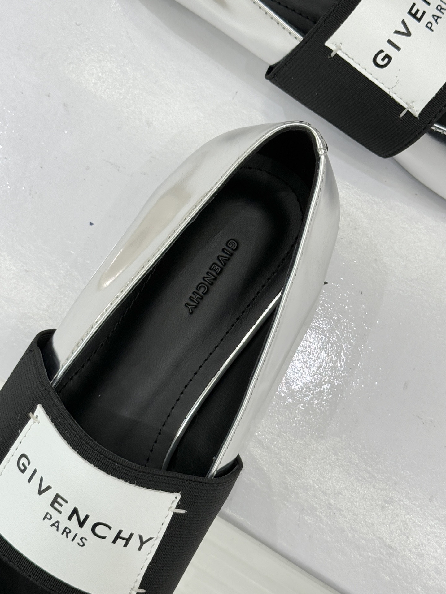 GIVENCHY/纪梵希25WF新品字母弹力带方头平底玛丽珍鞋回溯高级定制本源 重塑日常优雅范式。将品牌
