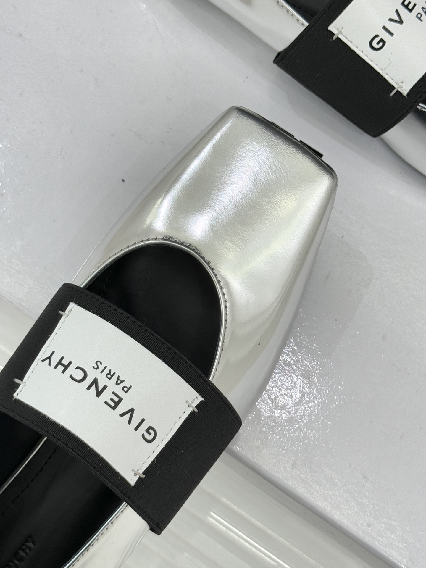 GIVENCHY/纪梵希25WF新品字母弹力带方头平底玛丽珍鞋回溯高级定制本源 重塑日常优雅范式。将品牌