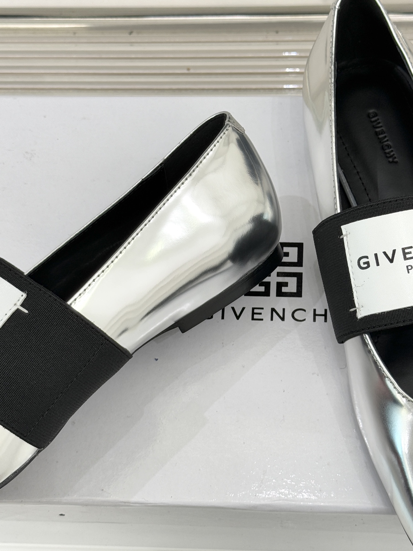GIVENCHY/纪梵希25WF新品字母弹力带方头平底玛丽珍鞋回溯高级定制本源 重塑日常优雅范式。将品牌