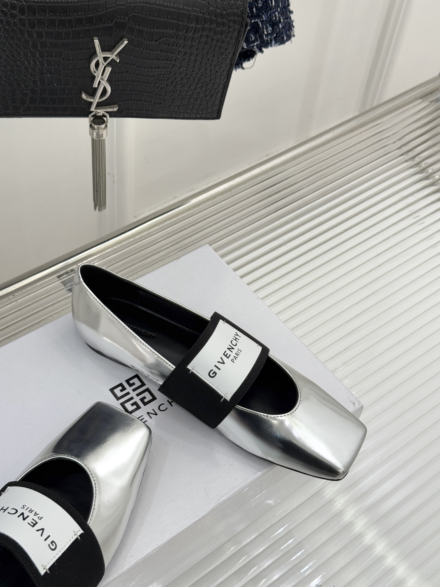 GIVENCHY/纪梵希25WF新品字母弹力带方头平底玛丽珍鞋回溯高级定制本源 重塑日常优雅范式。将品牌