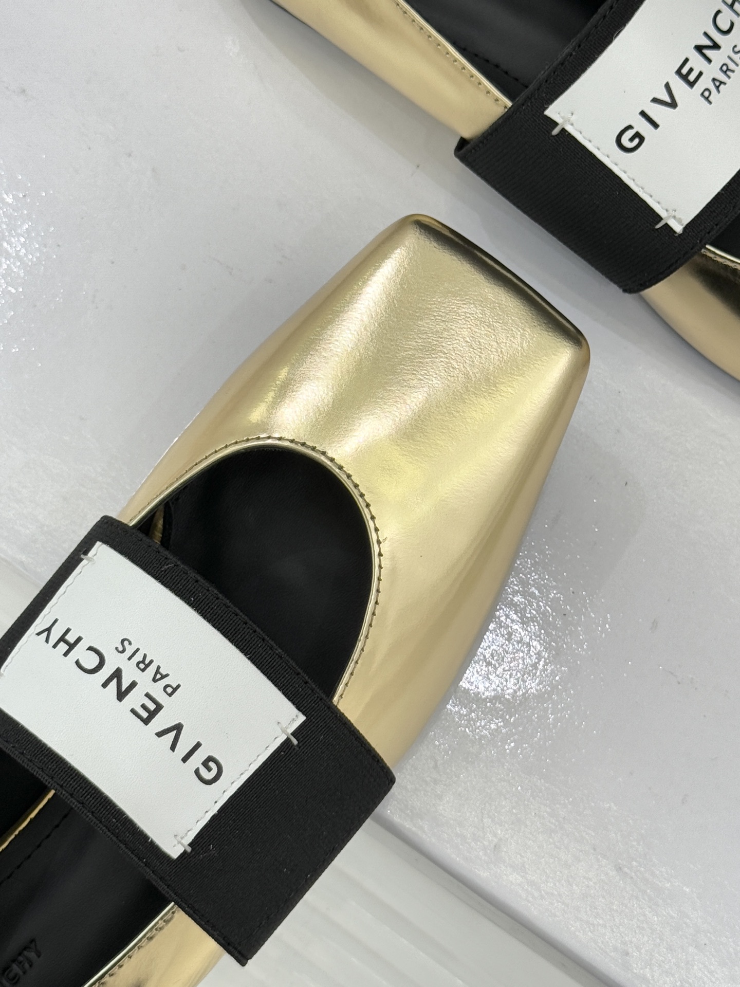 GIVENCHY/纪梵希25WF新品字母弹力带方头平底玛丽珍鞋回溯高级定制本源 重塑日常优雅范式。将品牌