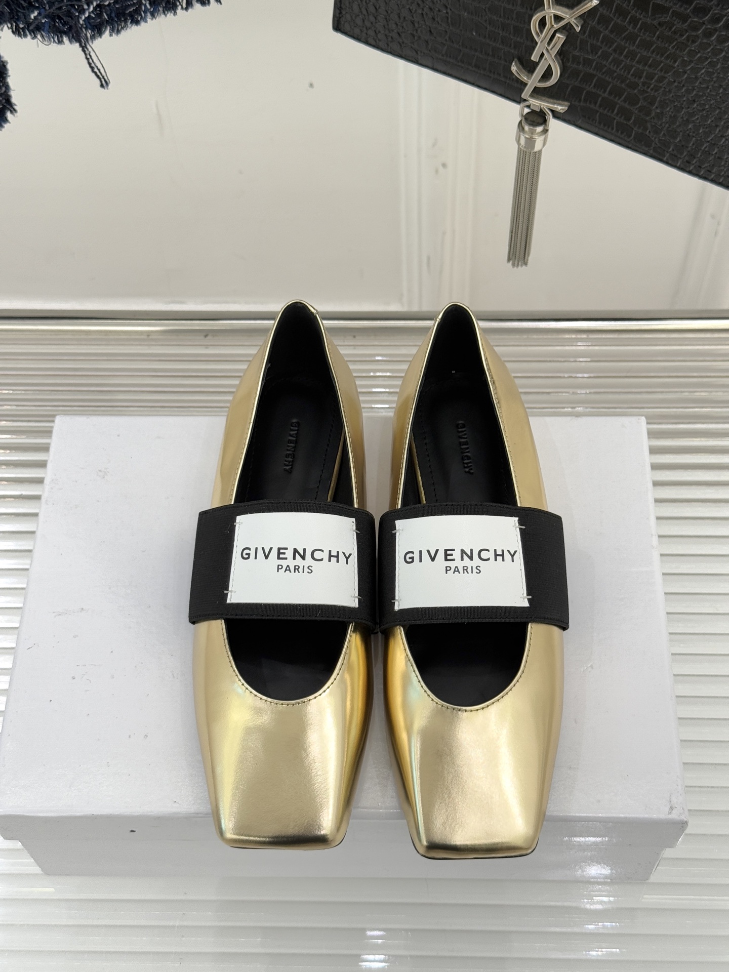 GIVENCHY/纪梵希25WF新品字母弹力带方头平底玛丽珍鞋回溯高级定制本源 重塑日常优雅范式。将品牌