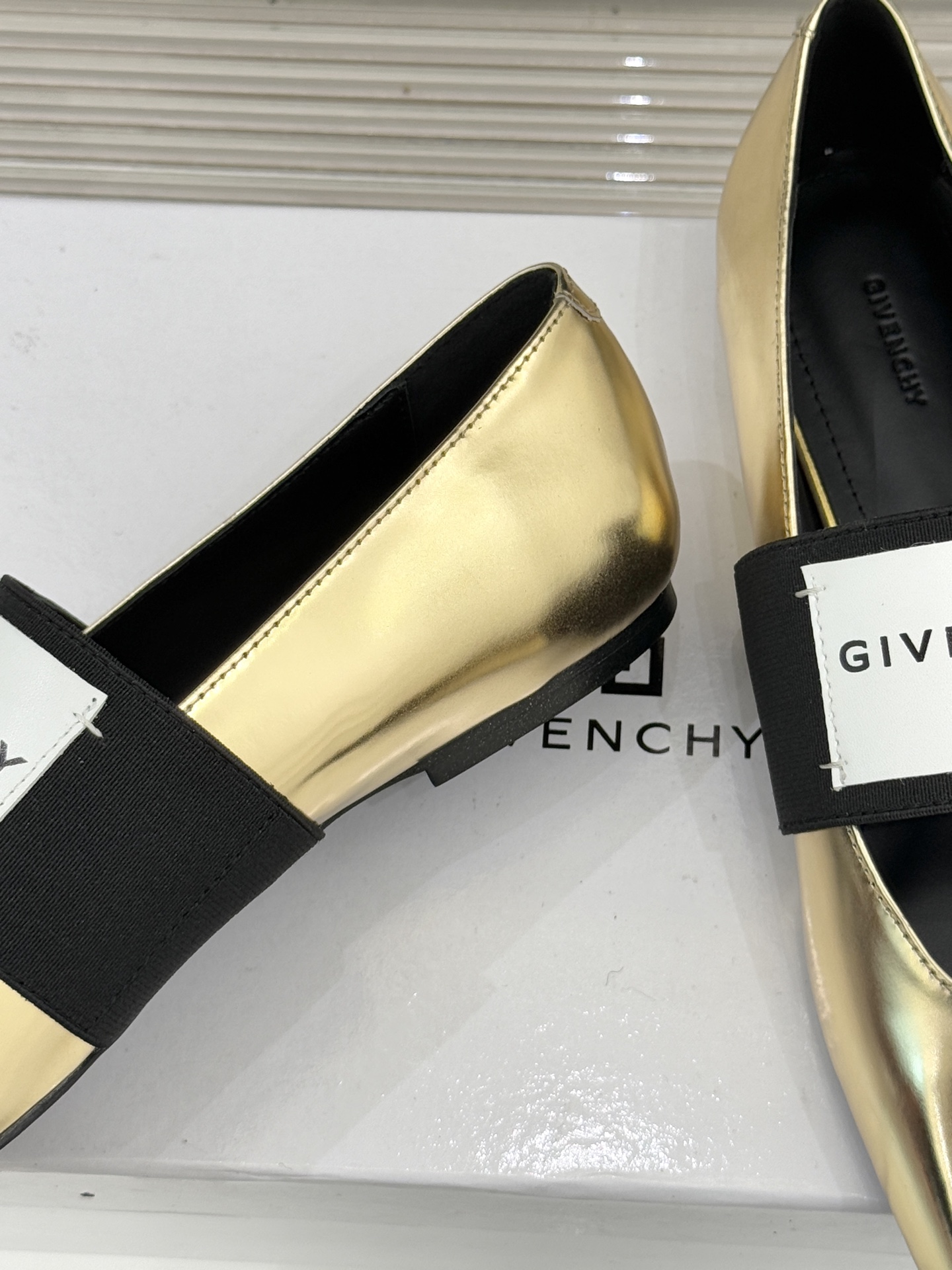 GIVENCHY/纪梵希25WF新品字母弹力带方头平底玛丽珍鞋回溯高级定制本源 重塑日常优雅范式。将品牌