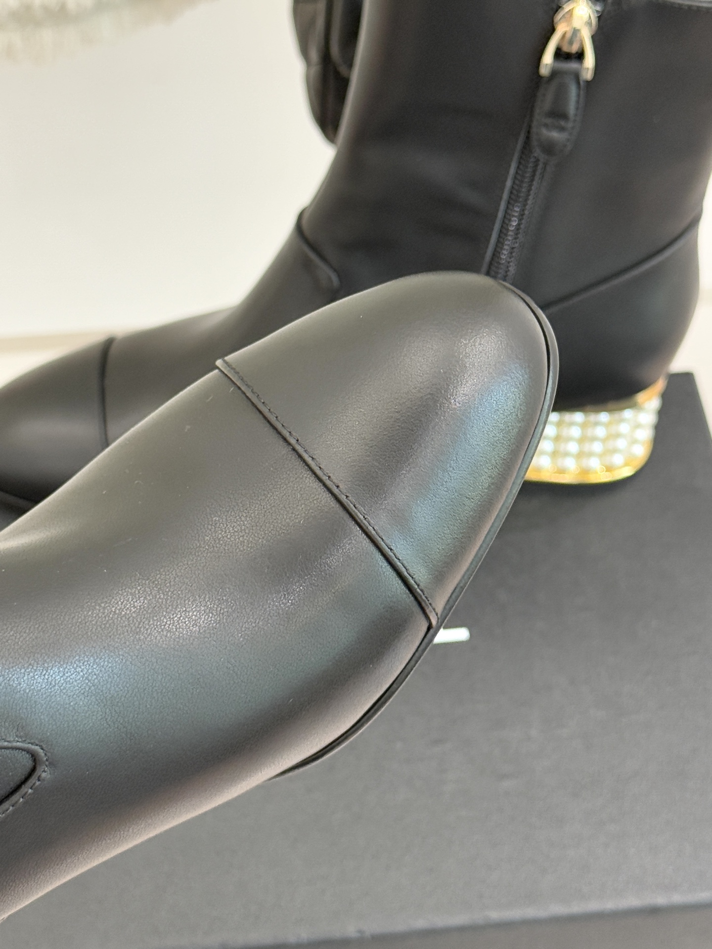 CHANE*｜小香 25A拼色珍珠粗跟短靴当25A系列的自由基因邂逅小香经典美学这双短靴便成了秋冬的格调