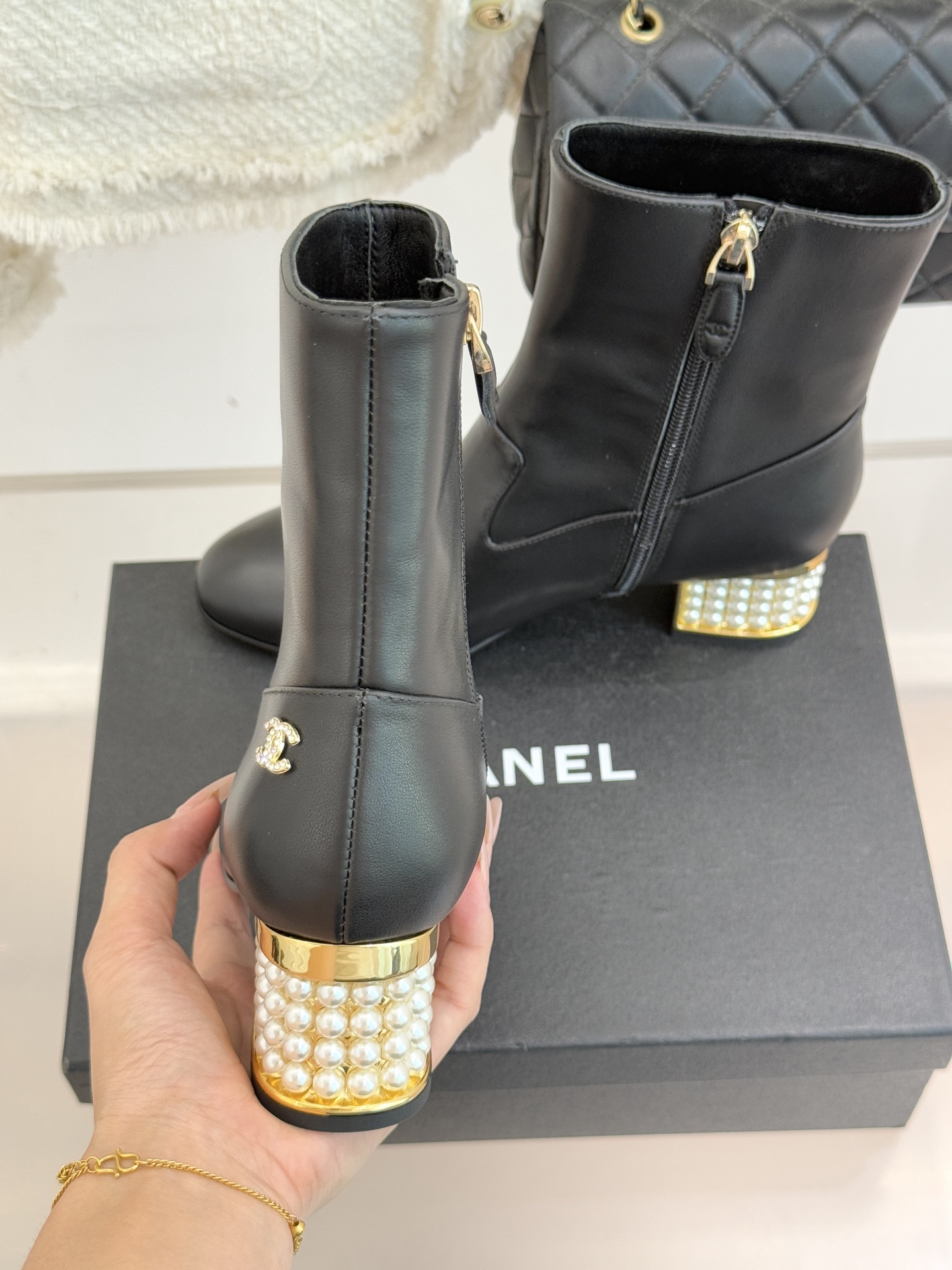 CHANE*｜小香 25A拼色珍珠粗跟短靴当25A系列的自由基因邂逅小香经典美学这双短靴便成了秋冬的格调