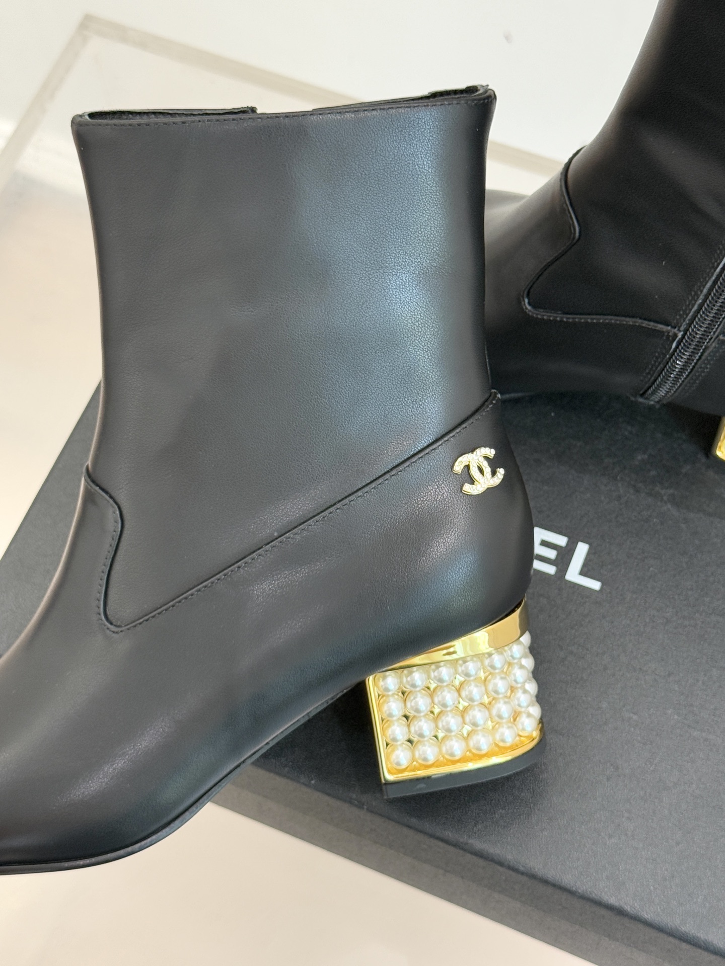 CHANE*｜小香 25A拼色珍珠粗跟短靴当25A系列的自由基因邂逅小香经典美学这双短靴便成了秋冬的格调