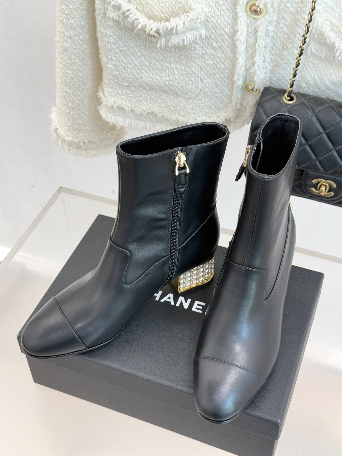 CHANE*｜小香 25A拼色珍珠粗跟短靴当25A系列的自由基因邂逅小香经典美学这双短靴便成了秋冬的格调