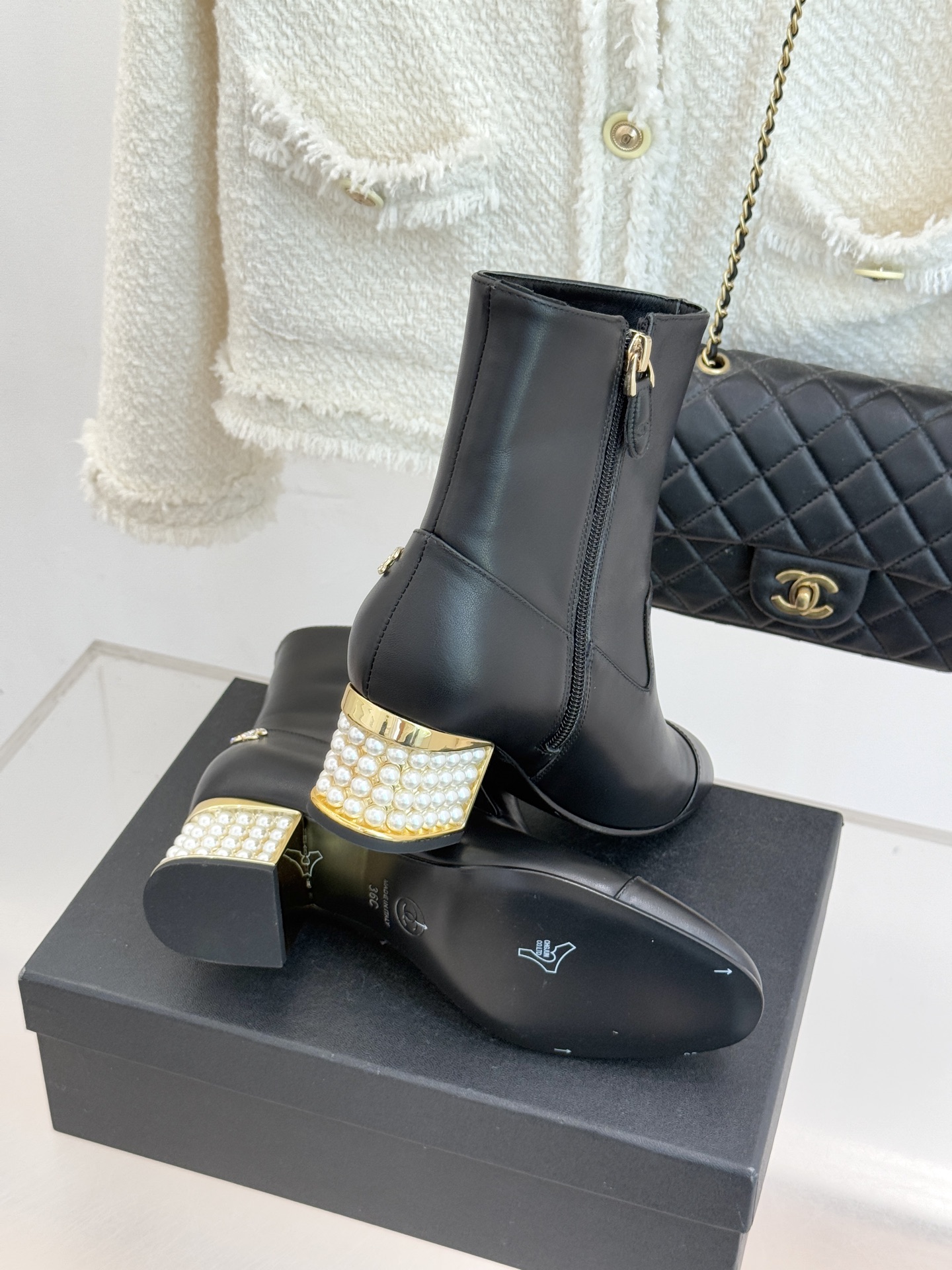 CHANE*｜小香 25A拼色珍珠粗跟短靴当25A系列的自由基因邂逅小香经典美学这双短靴便成了秋冬的格调