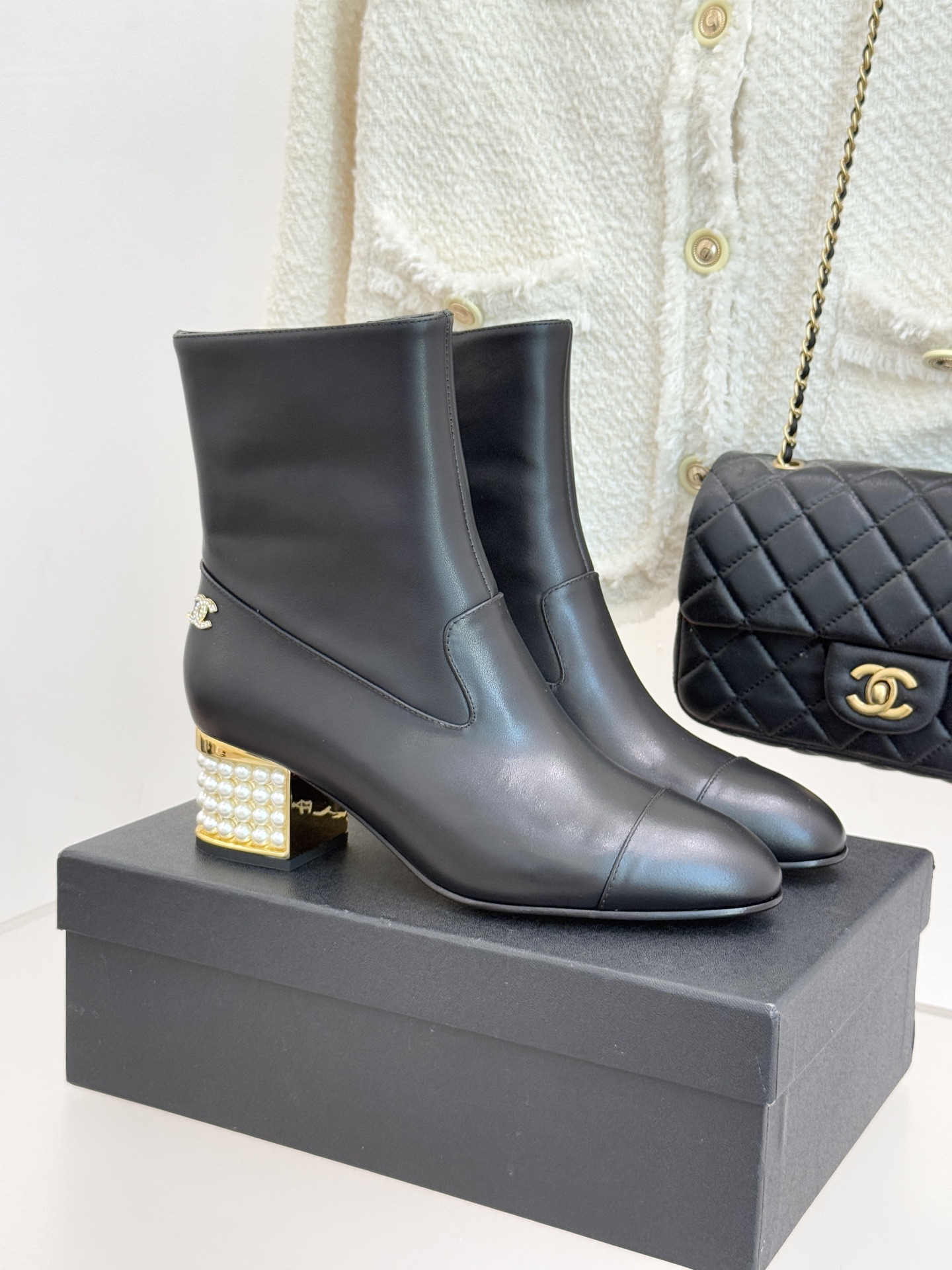 CHANE*｜小香 25A拼色珍珠粗跟短靴当25A系列的自由基因邂逅小香经典美学这双短靴便成了秋冬的格调