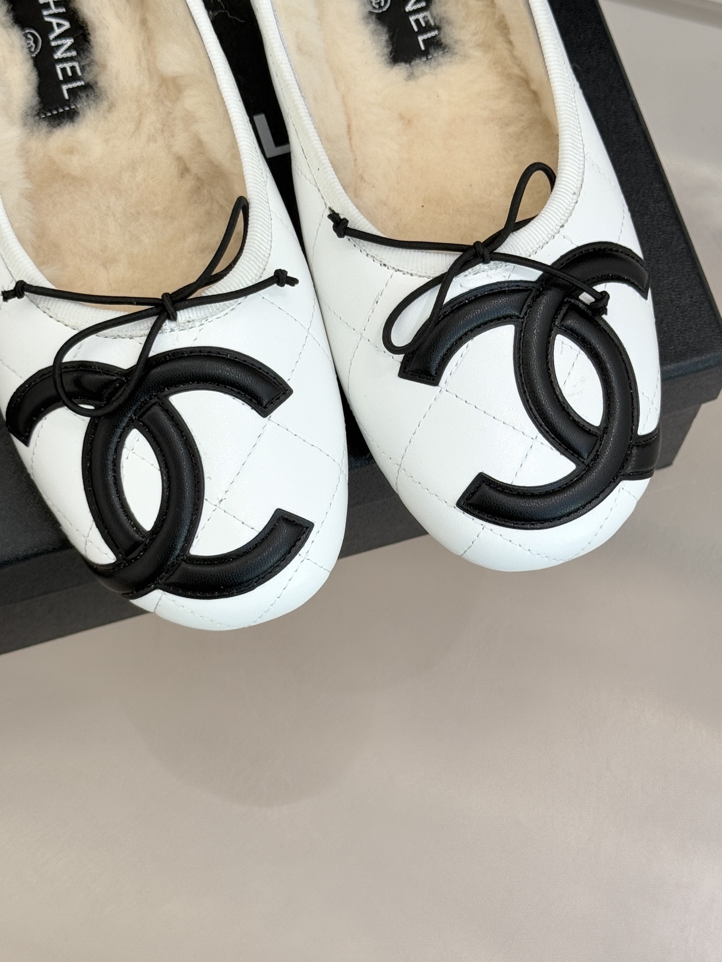 CHANE*｜小香经典中古羊毛菱格蝴蝶结芭蕾舞鞋当菱格纹的密码邂逅芭蕾的灵动这双单鞋便成了穿越时光的优雅