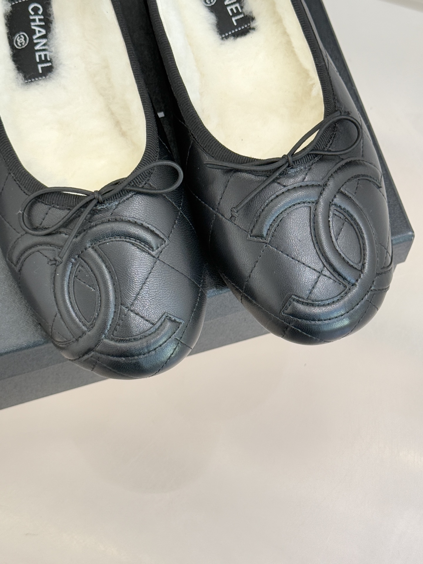 CHANE*｜小香经典中古羊毛菱格蝴蝶结芭蕾舞鞋当菱格纹的密码邂逅芭蕾的灵动这双单鞋便成了穿越时光的优雅