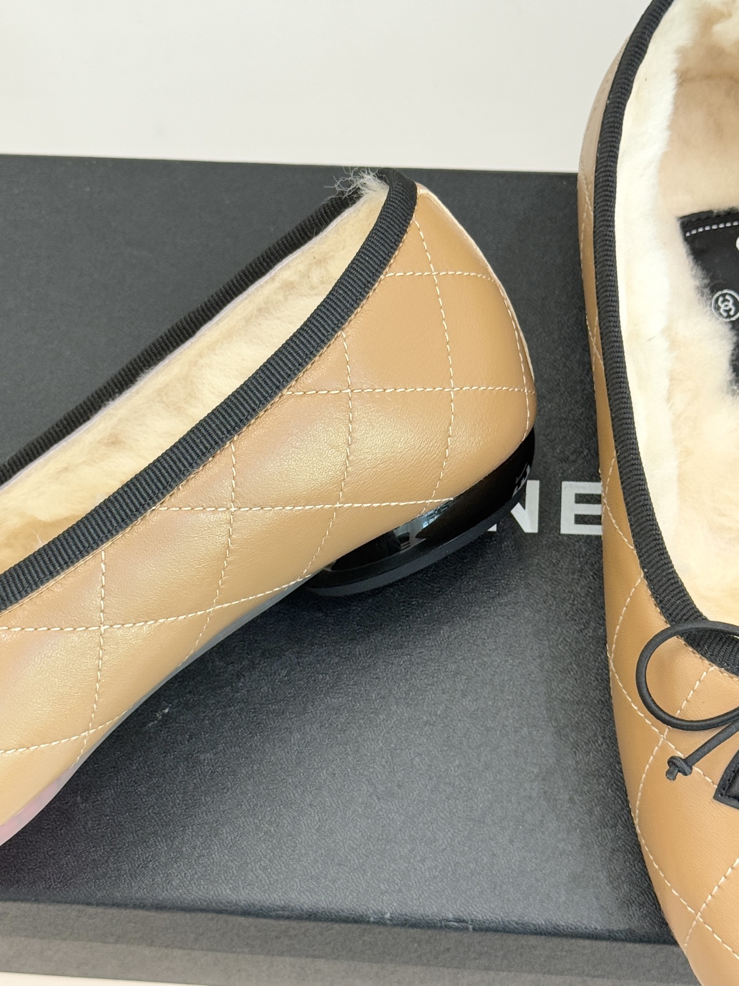 CHANE*｜小香经典中古羊毛菱格蝴蝶结芭蕾舞鞋当菱格纹的密码邂逅芭蕾的灵动这双单鞋便成了穿越时光的优雅