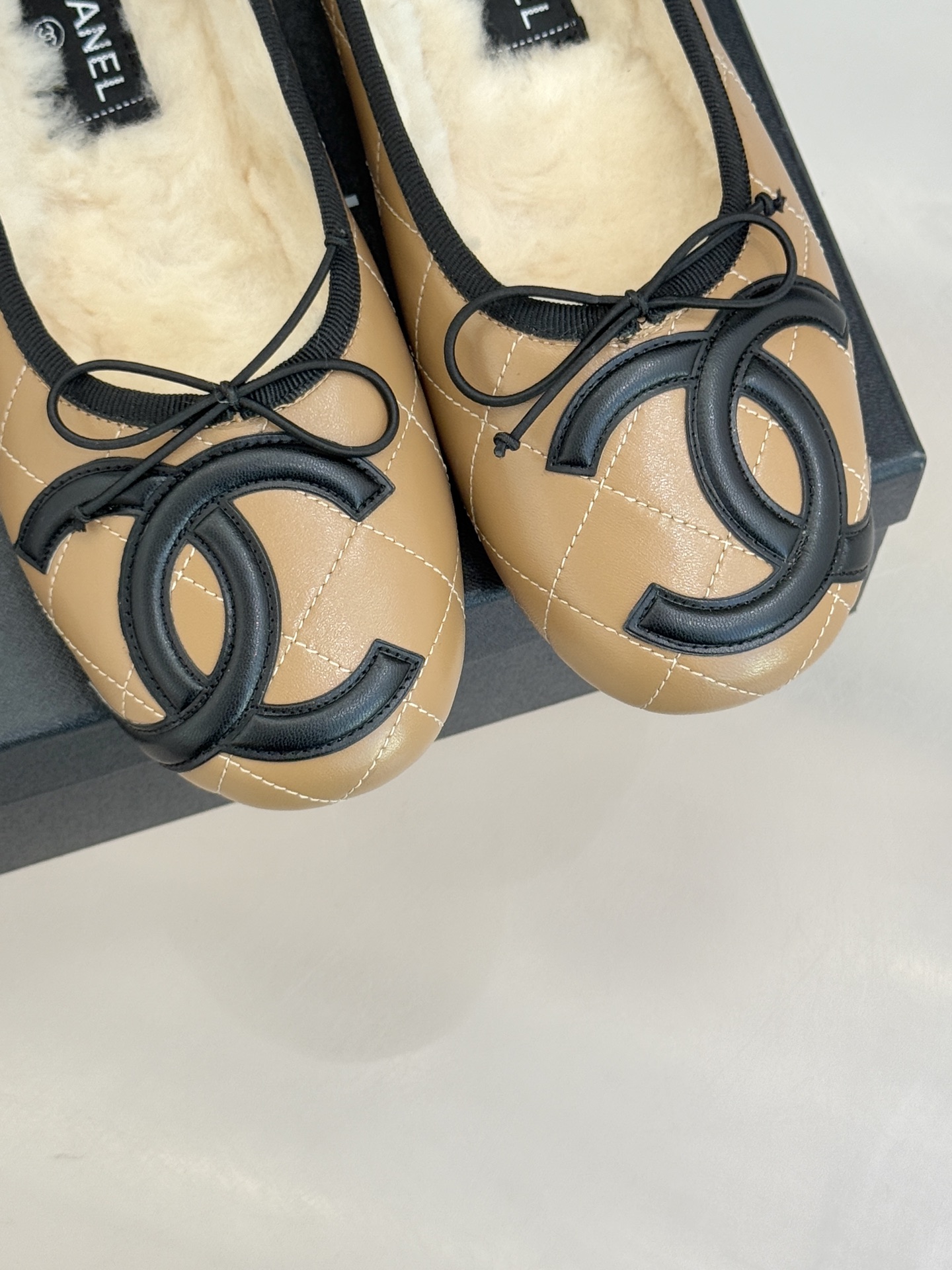 CHANE*｜小香经典中古羊毛菱格蝴蝶结芭蕾舞鞋当菱格纹的密码邂逅芭蕾的灵动这双单鞋便成了穿越时光的优雅