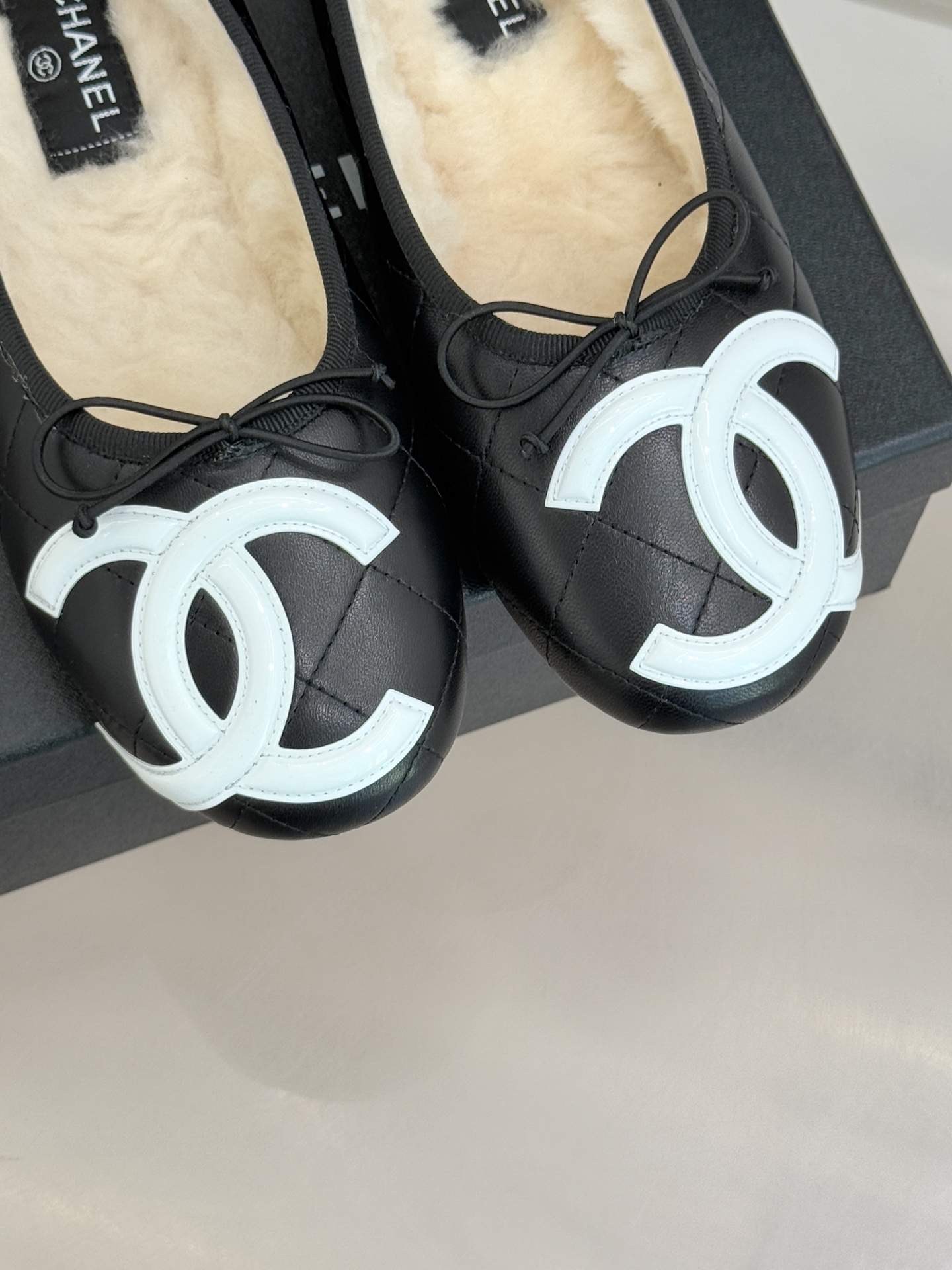 CHANE*｜小香经典中古羊毛菱格蝴蝶结芭蕾舞鞋当菱格纹的密码邂逅芭蕾的灵动这双单鞋便成了穿越时光的优雅