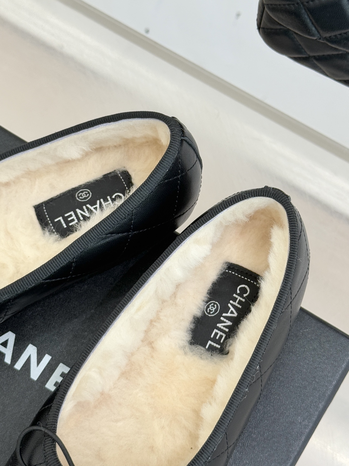 CHANE*｜小香经典中古羊毛菱格蝴蝶结芭蕾舞鞋当菱格纹的密码邂逅芭蕾的灵动这双单鞋便成了穿越时光的优雅