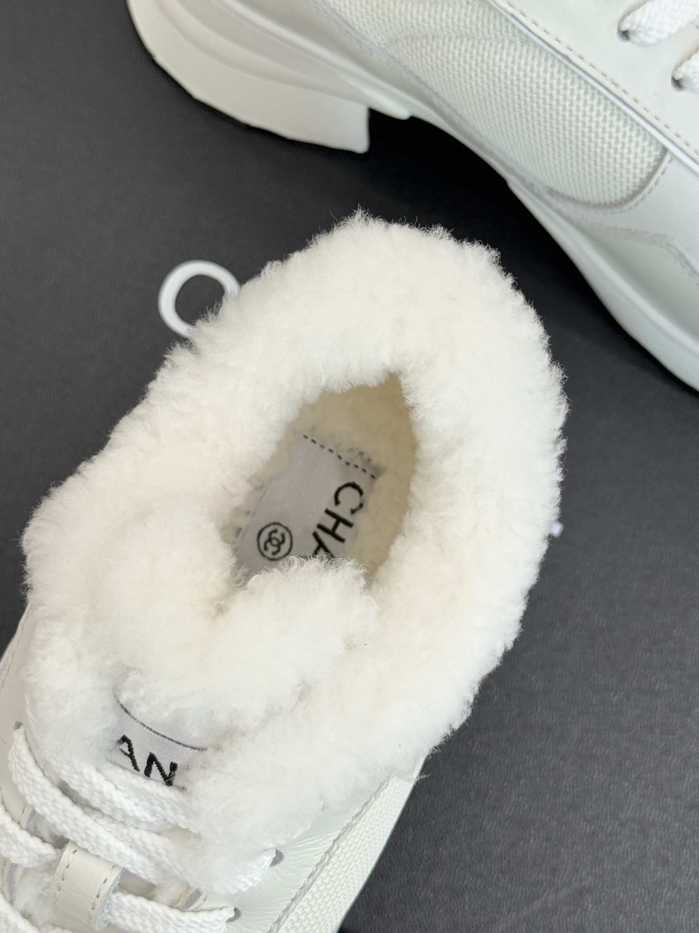 CHANE*｜小香25k双C熊猫羊毛粗跟高跟运动鞋老爹鞋当小香创新语言碰撞老爹鞋的复古浪潮这双运动鞋以标