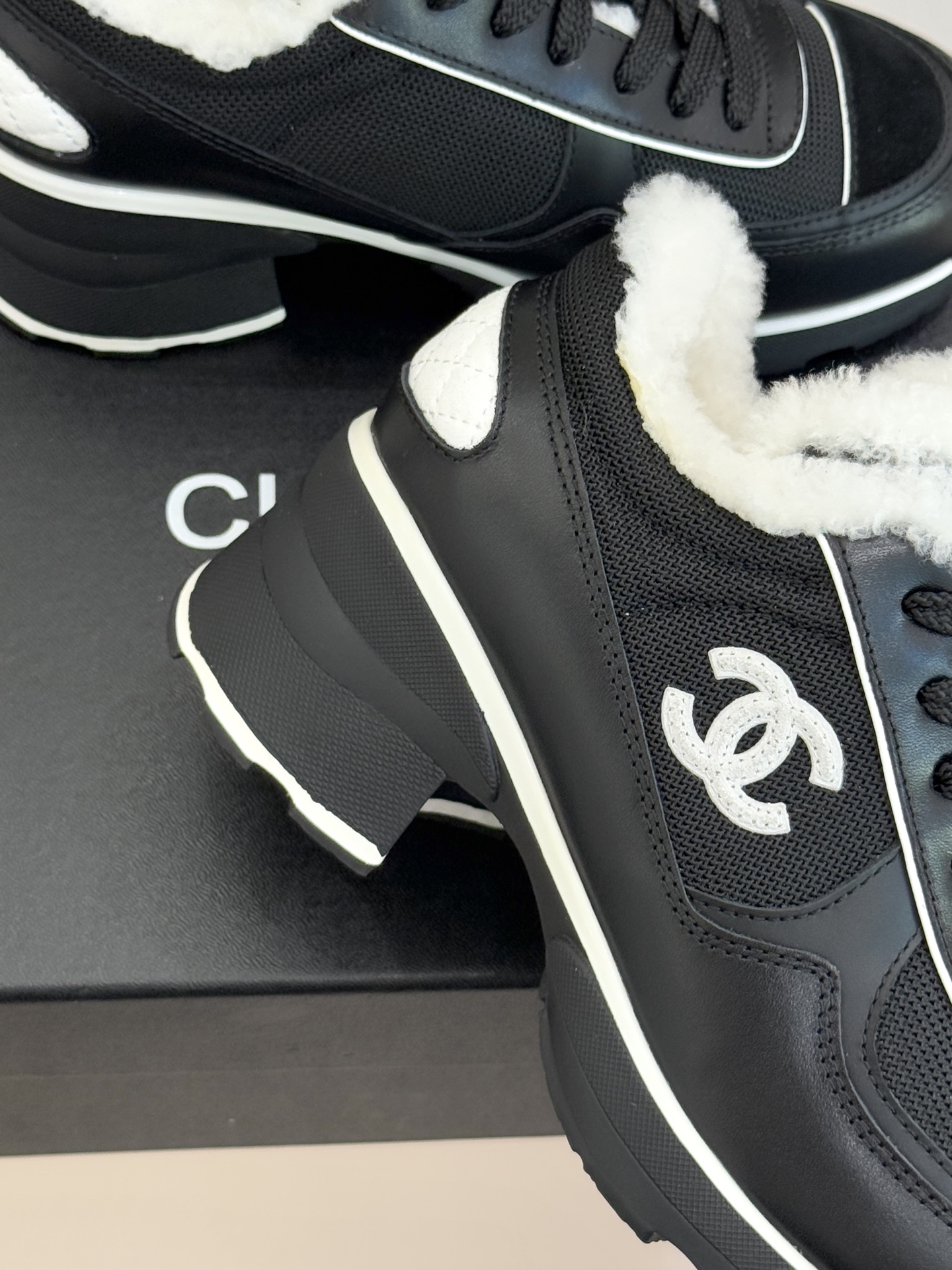 CHANE*｜小香25k双C熊猫羊毛粗跟高跟运动鞋老爹鞋当小香创新语言碰撞老爹鞋的复古浪潮这双运动鞋以标