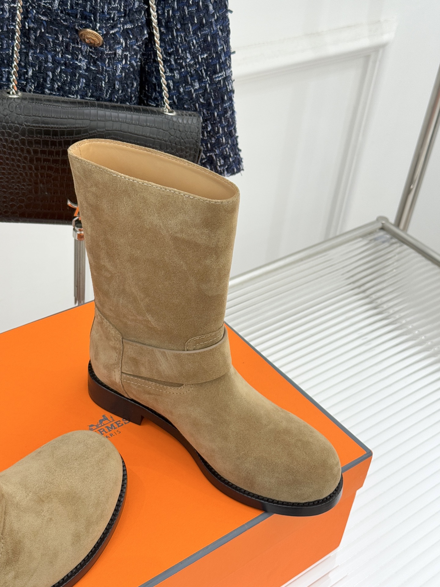 Hermès/爱马仕25WF新品复古皮带扣短靴当H家百年马术底蕴碰撞复古风潮这双短靴便成了秋冬格调的核心