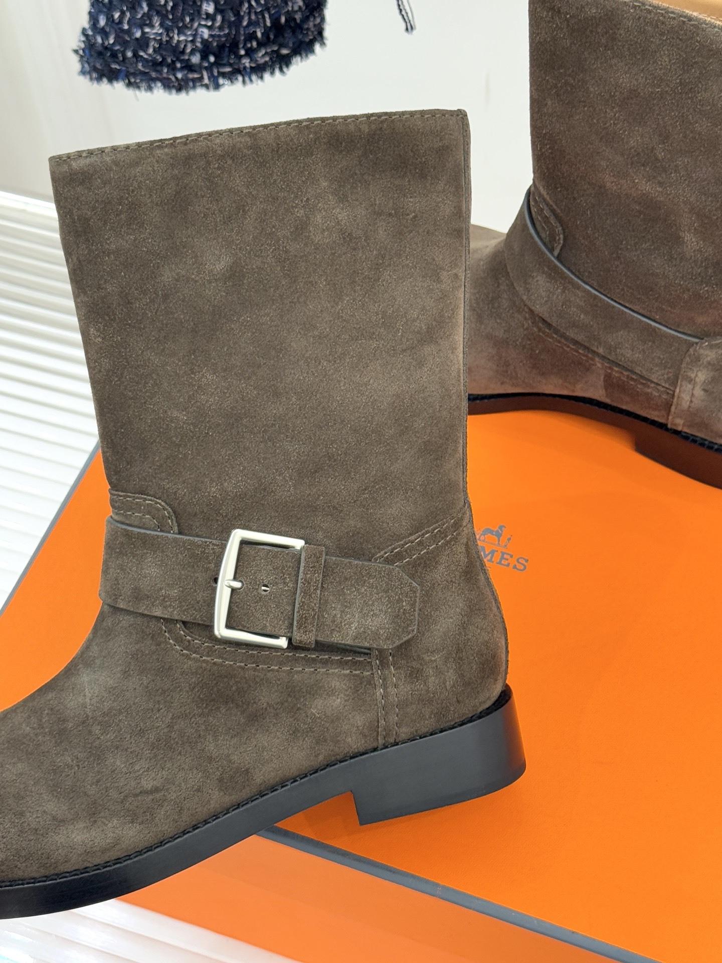 Hermès/爱马仕25WF新品复古皮带扣短靴当H家百年马术底蕴碰撞复古风潮这双短靴便成了秋冬格调的核心