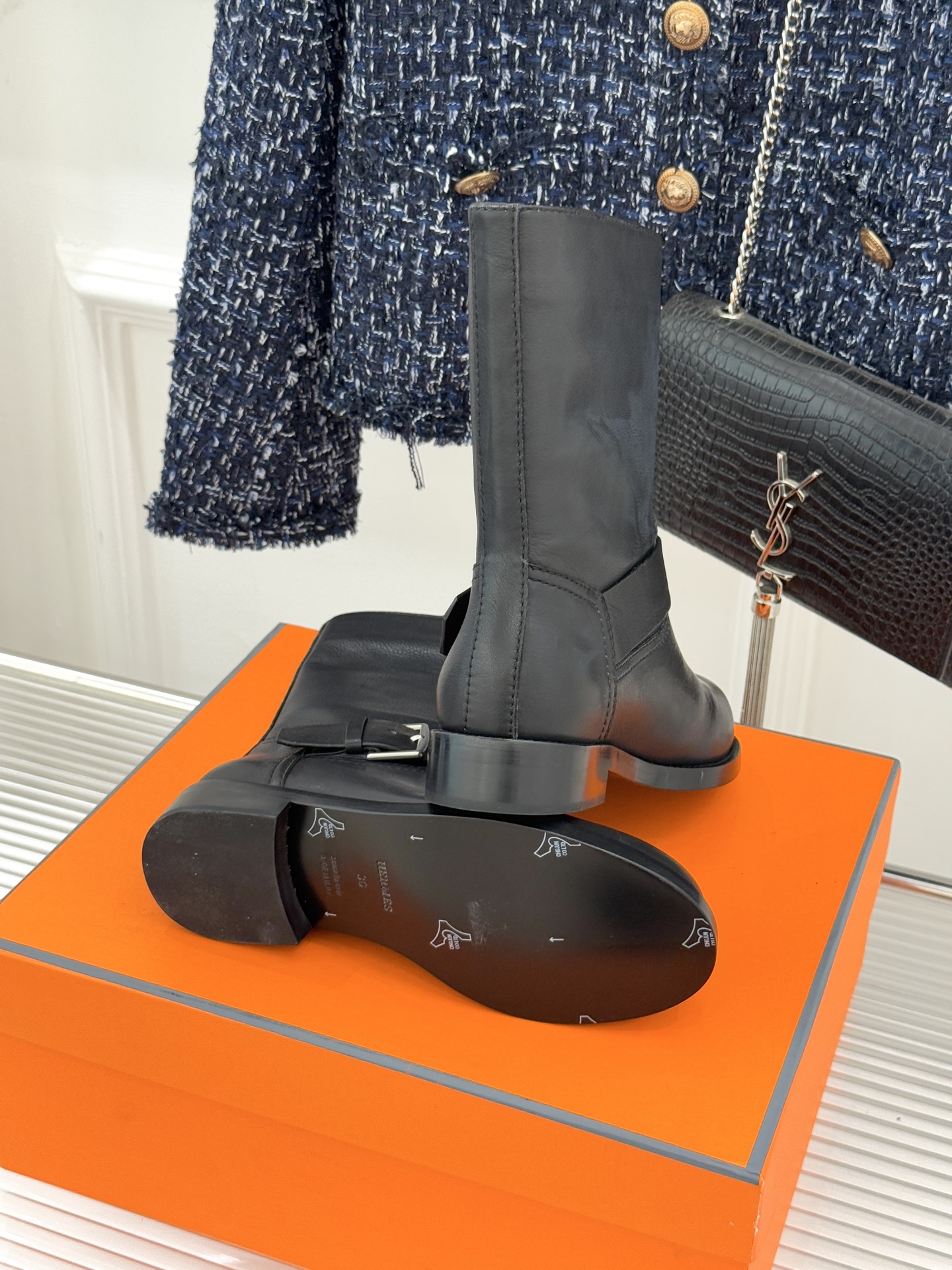 Hermès/爱马仕25WF新品复古皮带扣短靴当H家百年马术底蕴碰撞复古风潮这双短靴便成了秋冬格调的核心