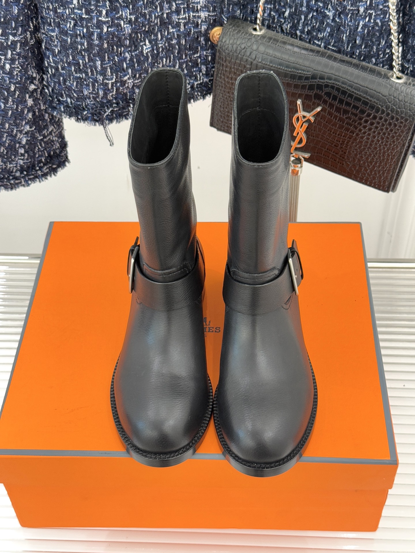 Hermès/爱马仕25WF新品复古皮带扣短靴当H家百年马术底蕴碰撞复古风潮这双短靴便成了秋冬格调的核心