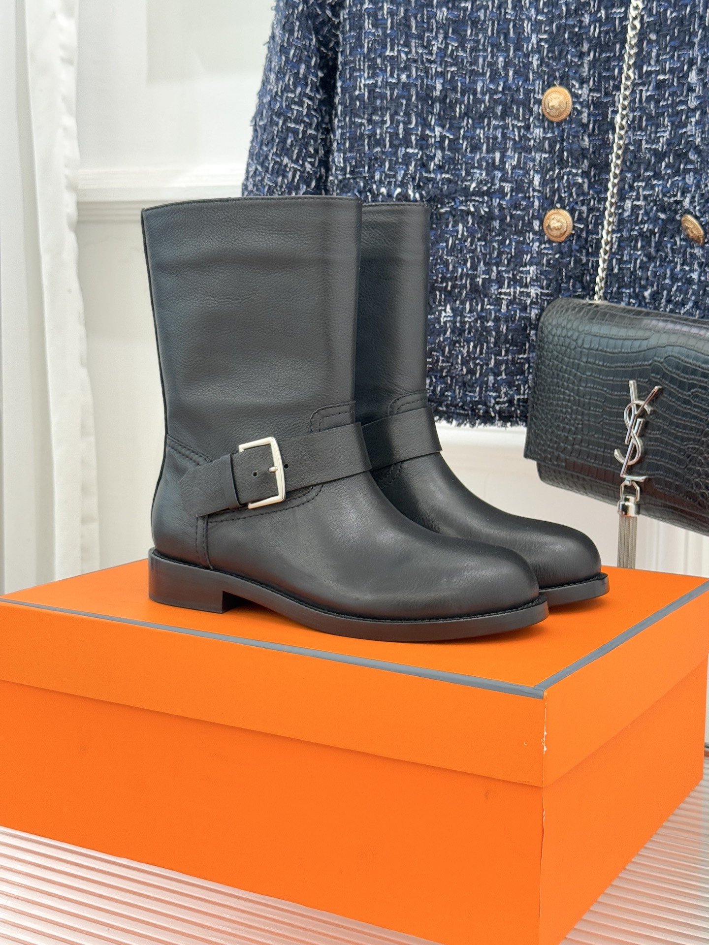 NO:594663,Hermès/Hermès 25WF new retro belt buckle short boots When the H family's century-old equestrian heritage collides with the retro trend, these short boots have become the core carrier of autumn and winter style. The retro belt buckle on the side of the boot body is the finishing touch, condensing the brand's iconic metal craftsmanship. The looming luster between the buckles cleverly echoes the formation of the leather. It is a classic tribute to equestrian equipment. Paired with suit pants, it is an elite look in the workplace. Paired with a knitted skirt, it is elegant and casual.  Easily control the popular urban nomad style. It uses the ingenuity and solid craftsmanship of retro buckles to interpret the characteristics of an investment-grade item that is 'endurable and durable'. The fabric is selected from Italian first-layer calfskin. The lining and toes are all cowhide. The heel height is 3cm. Italian imported genuine leather outsole size 35-39 (40/41 customized), boots, hermes, hermes, boots, skirts, business suit, cowhide, Leather soles19860909Hermès/爱马仕25WF新品复古皮带扣短靴 当H家百年马术底蕴碰撞复古风潮 这双短靴便成了秋冬格调的核心载体 靴身侧面的复古皮带扣是点睛之笔 凝练了品牌标志性的金属工艺 扣合间隐现的光泽与皮革的形成巧妙呼应 既是对马术装备的经典致敬 搭配西装裤是职场精英范 配针织裙则显优雅随性 轻松驾驭热门的城市游牧风. 它用复古扣饰的巧思与扎实工艺 诠释着“耐看又耐穿”的投资级单品特质. 面料精选意大利头层小牛皮 内里踮脚均为牛皮 跟高3cm 意大利进口真皮大底 size35-39（40/41定制）,靴子,hermes,hermes,boots,skirts,business suit,cowhide,Leather soles,Women's Shoes
