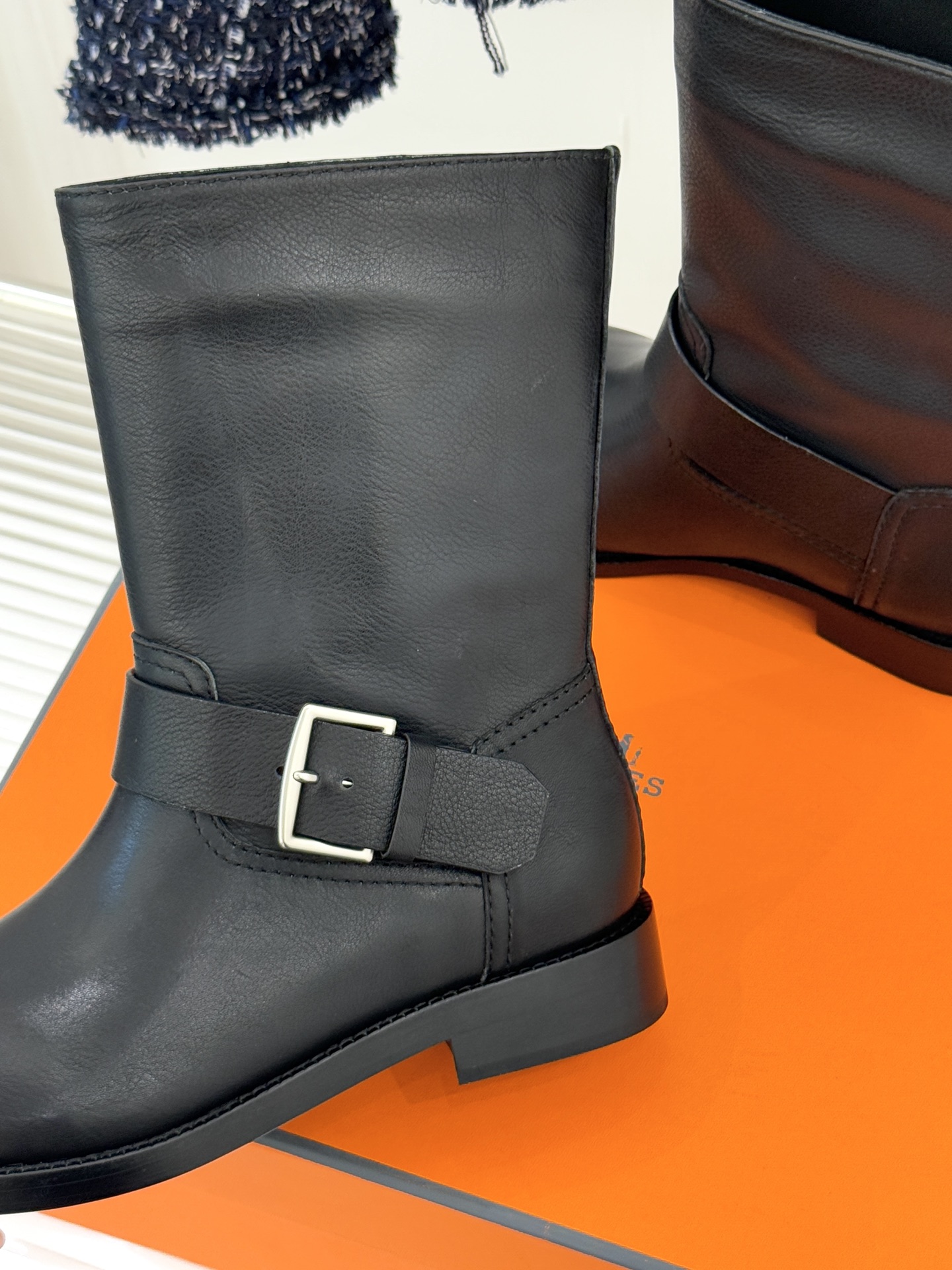 Hermès/爱马仕25WF新品复古皮带扣短靴当H家百年马术底蕴碰撞复古风潮这双短靴便成了秋冬格调的核心