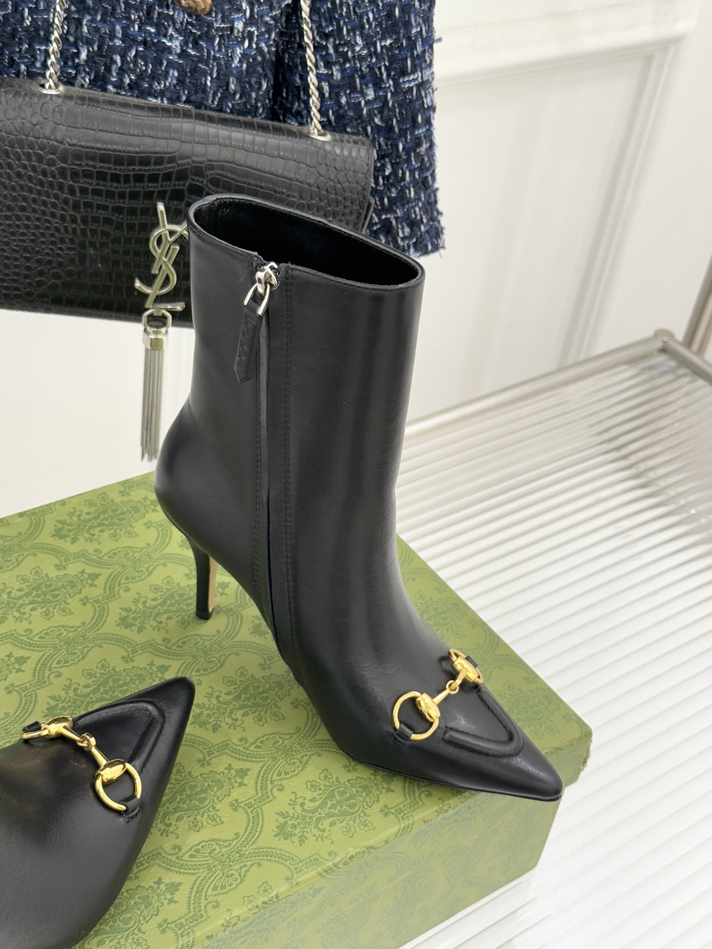 Gucci/古驰25WF新品马衔扣尖头侧拉链高跟短靴它以标志性的马衔扣为点睛之笔彰显着品牌深厚的马术传承