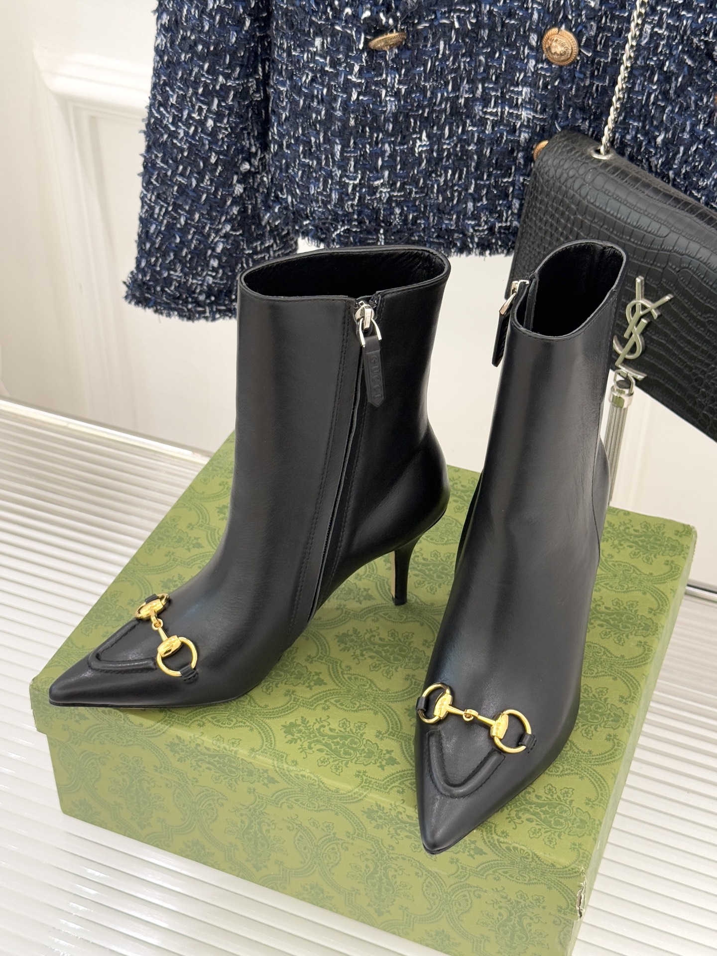 Gucci/古驰25WF新品马衔扣尖头侧拉链高跟短靴它以标志性的马衔扣为点睛之笔彰显着品牌深厚的马术传承