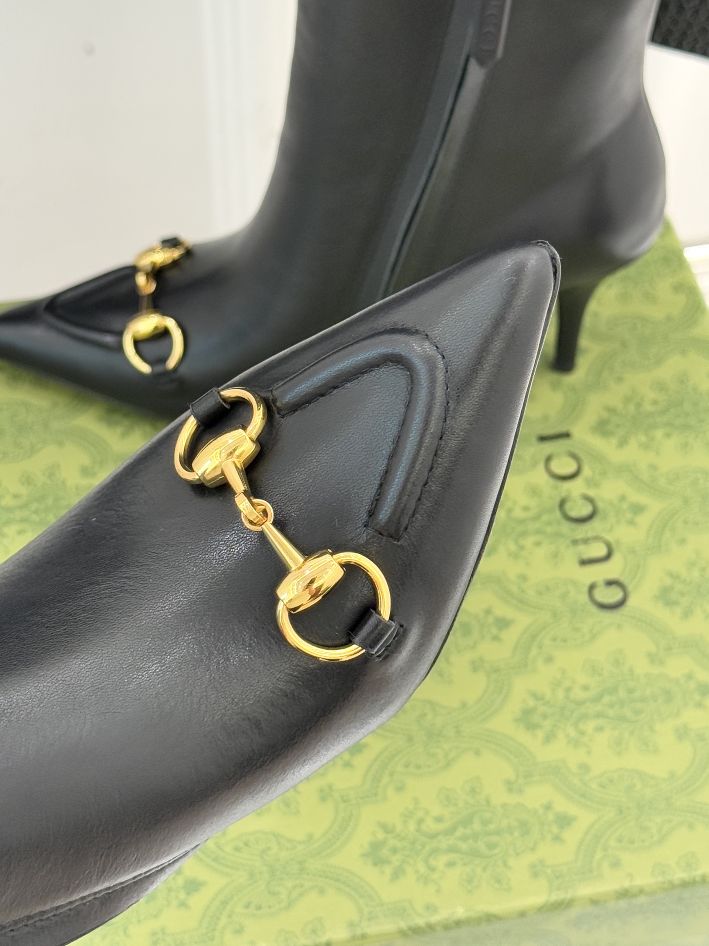 Gucci/古驰25WF新品马衔扣尖头侧拉链高跟短靴它以标志性的马衔扣为点睛之笔彰显着品牌深厚的马术传承