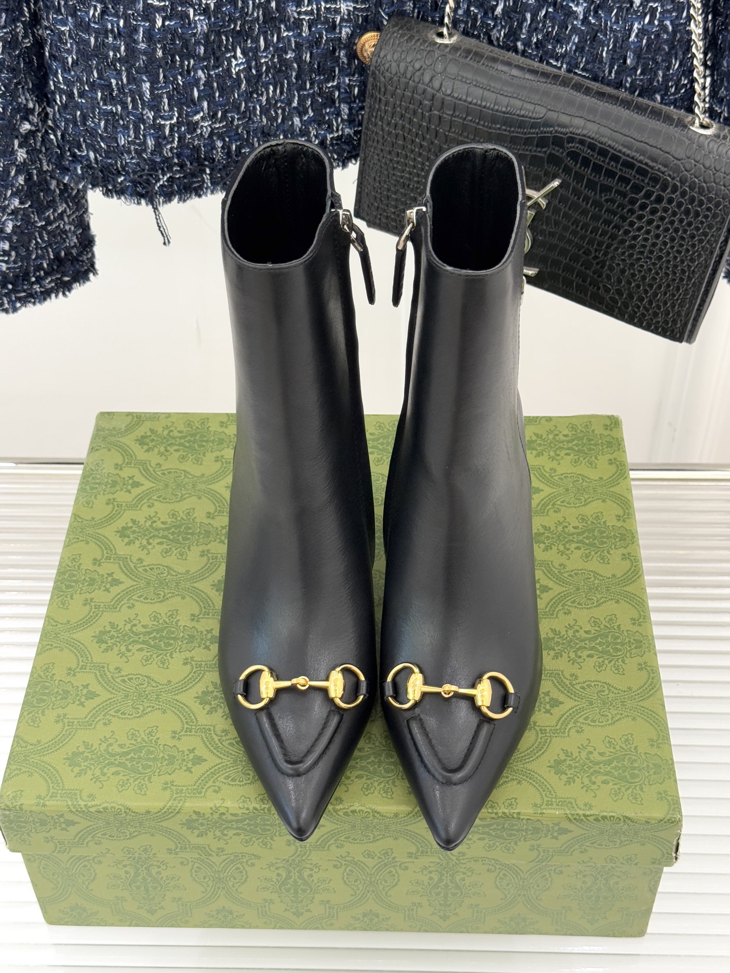 Gucci/古驰25WF新品马衔扣尖头侧拉链高跟短靴它以标志性的马衔扣为点睛之笔彰显着品牌深厚的马术传承