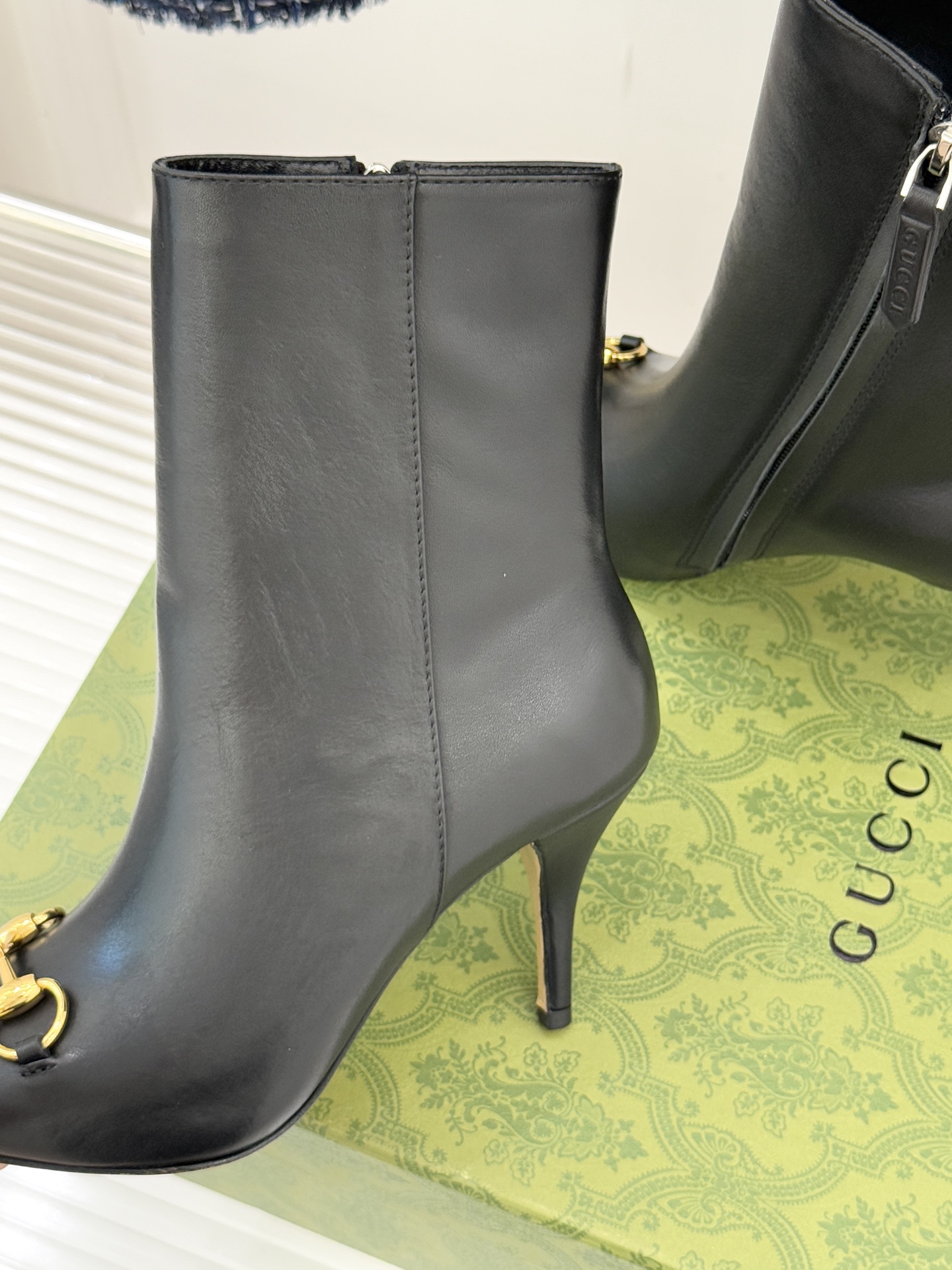 Gucci/古驰25WF新品马衔扣尖头侧拉链高跟短靴它以标志性的马衔扣为点睛之笔彰显着品牌深厚的马术传承