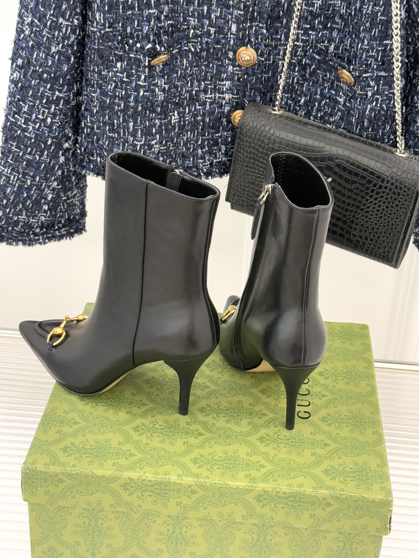 Gucci/古驰25WF新品马衔扣尖头侧拉链高跟短靴它以标志性的马衔扣为点睛之笔彰显着品牌深厚的马术传承