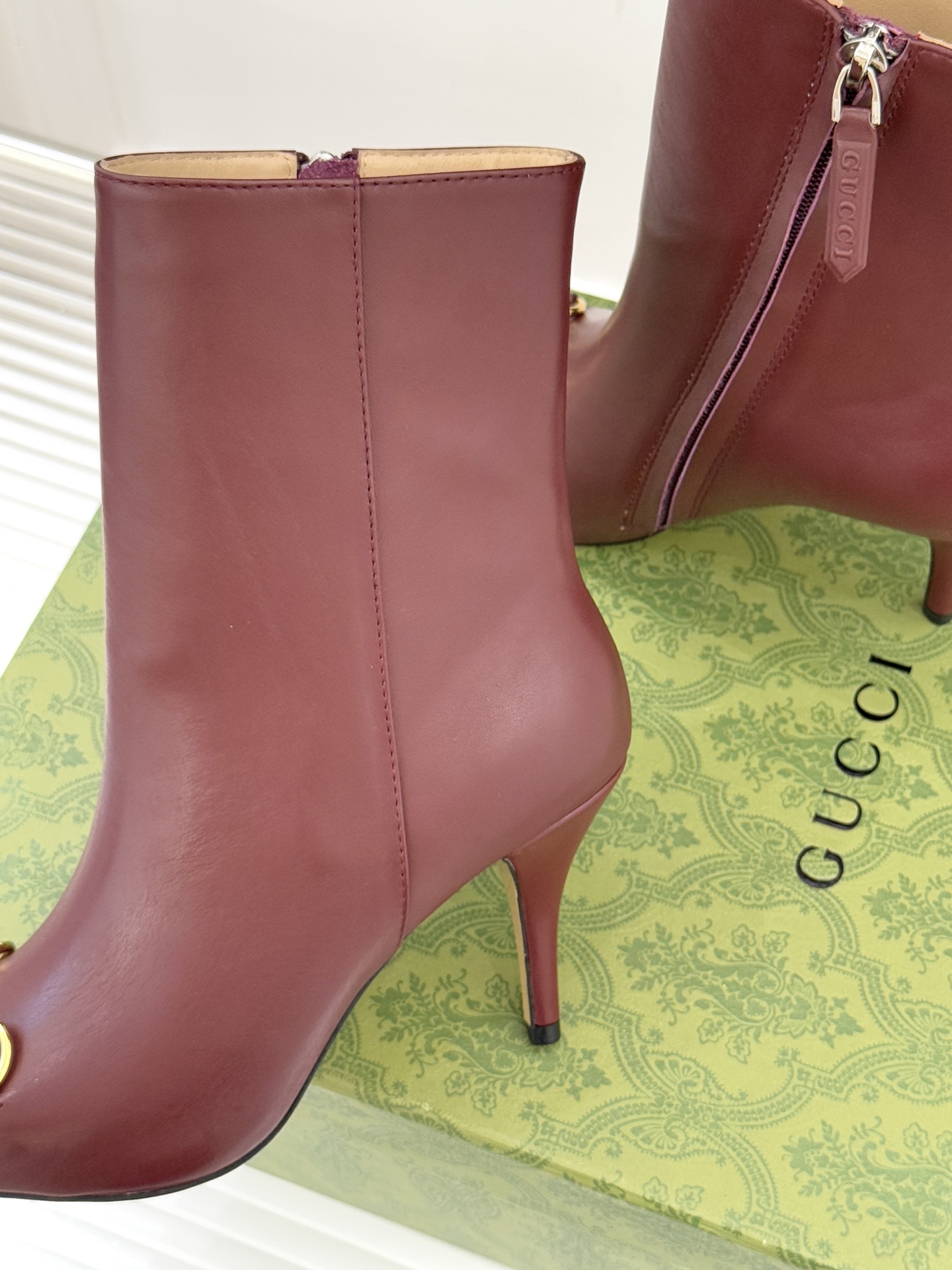 Gucci/古驰25WF新品马衔扣尖头侧拉链高跟短靴它以标志性的马衔扣为点睛之笔彰显着品牌深厚的马术传承