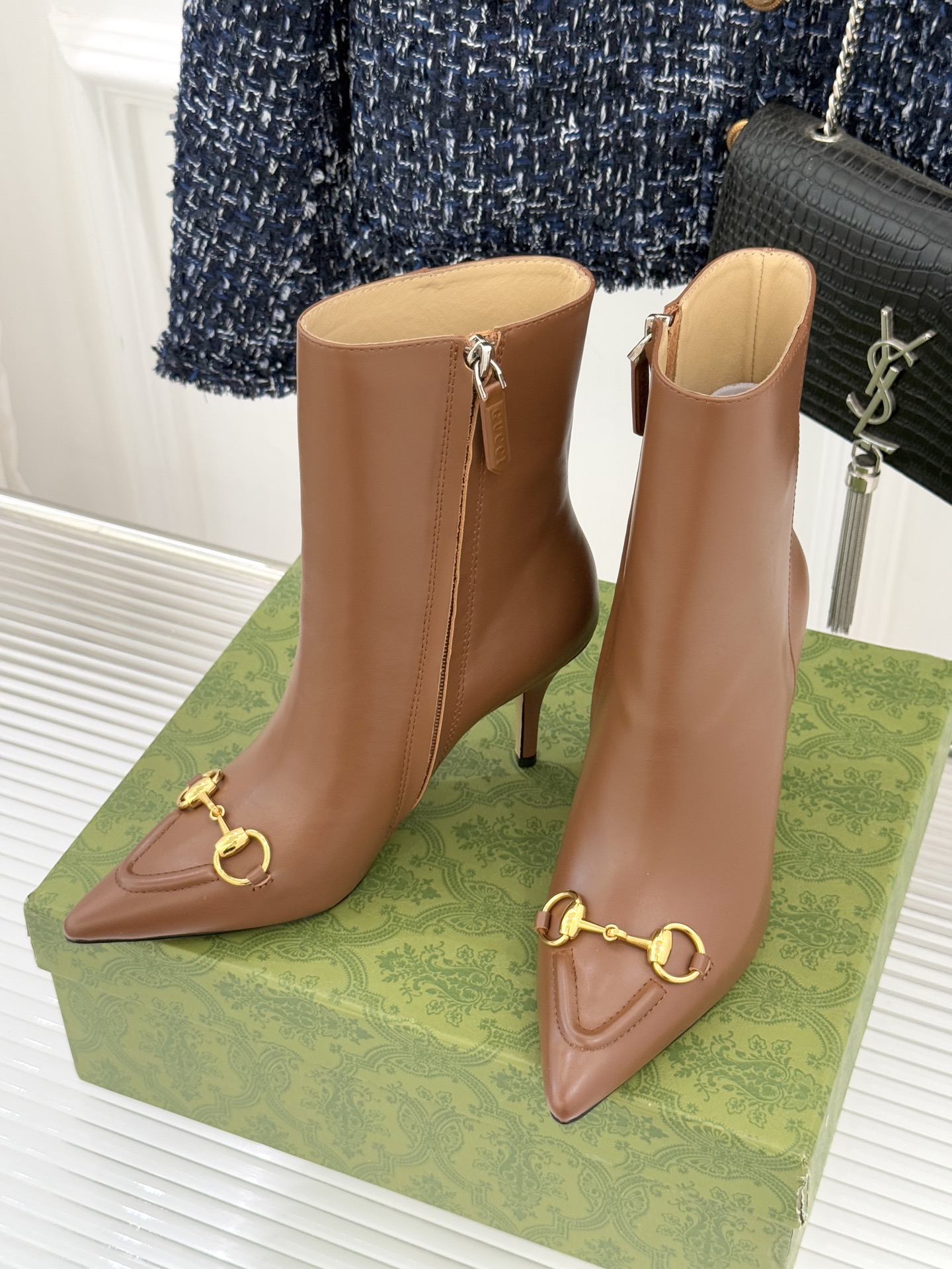 Gucci/古驰25WF新品马衔扣尖头侧拉链高跟短靴它以标志性的马衔扣为点睛之笔彰显着品牌深厚的马术传承